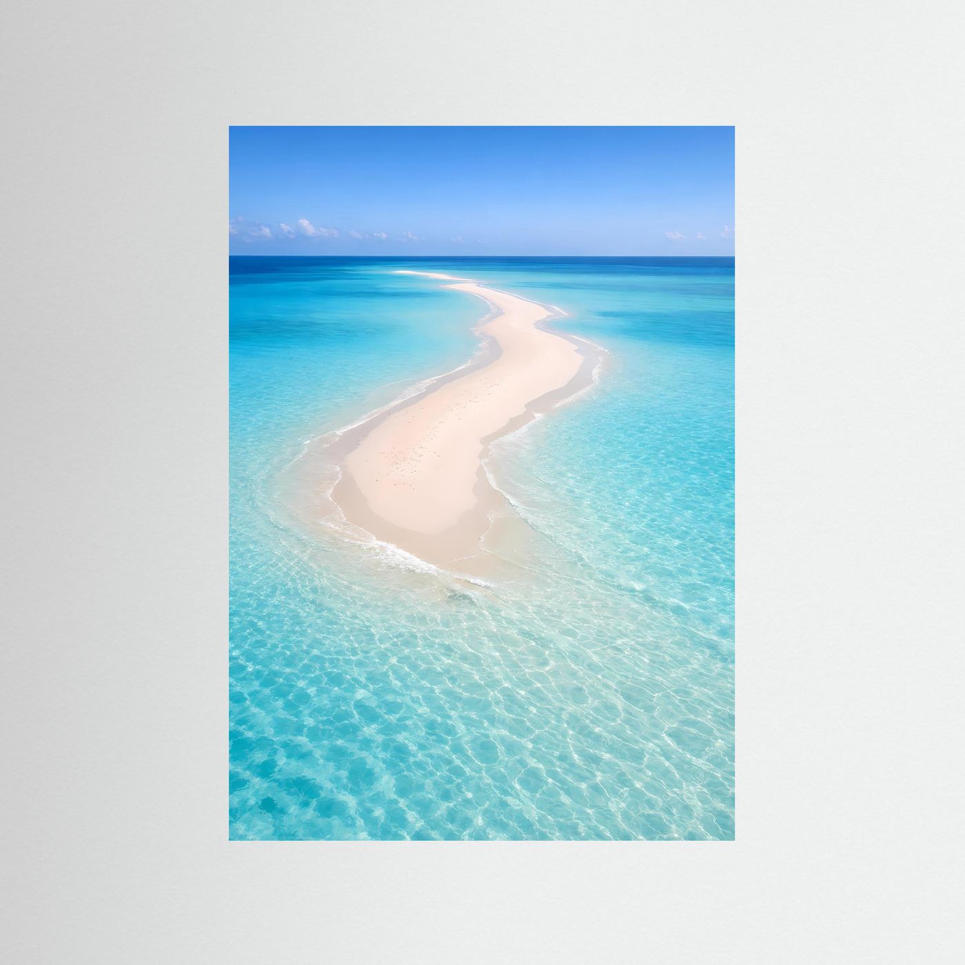 Sandbank-Poster im Hochformat: türkisfarbenes Meer und helle Sandzunge, abstrakte Küstenlinie.