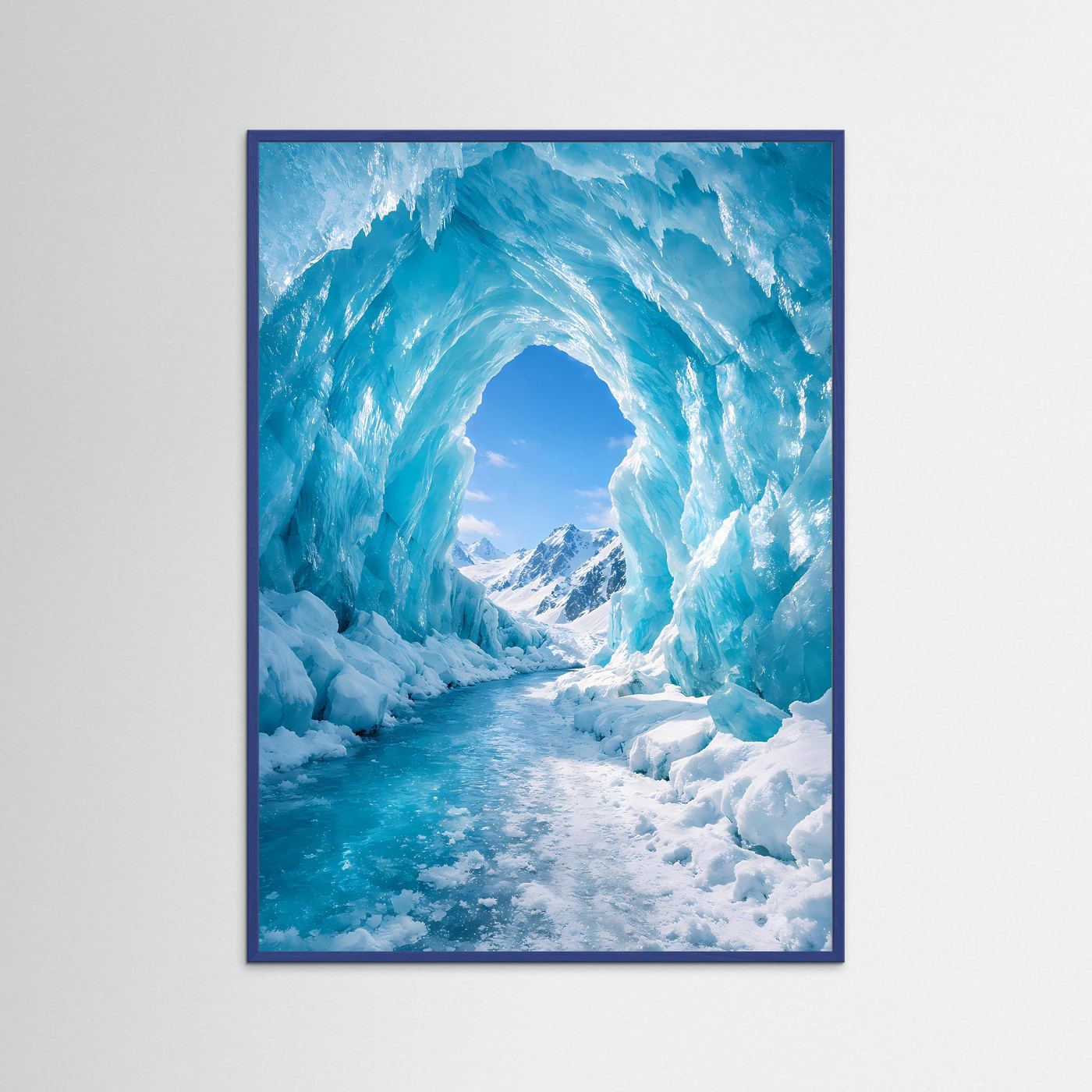 Vertikales Poster im blauen Holzrahmen mit blauem Eishöhlenbogen und Schneeflächen