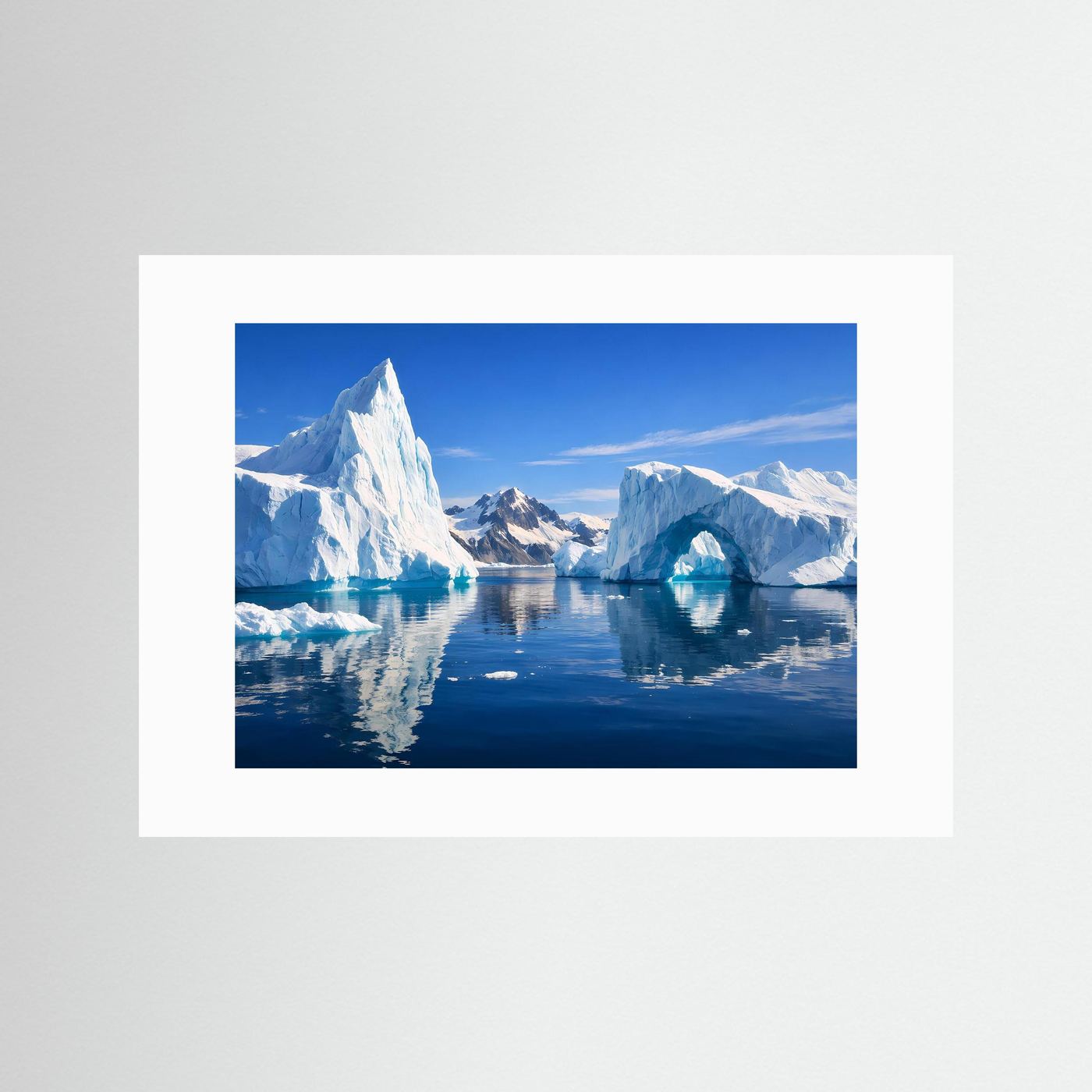 Panorama-Poster mit Eisbergen und ruhigem Wasser, ohne sichtbaren Rahmen