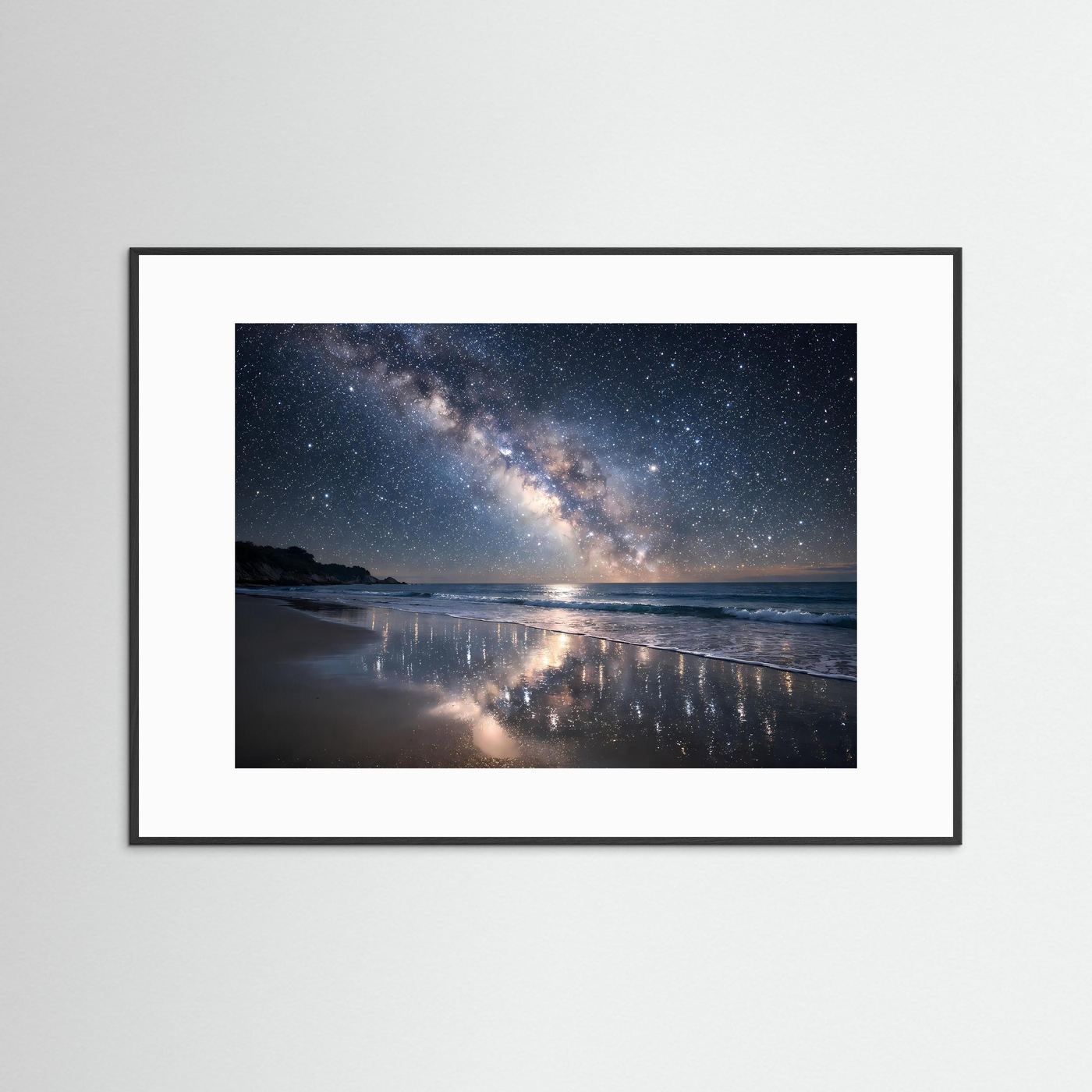 Horizontales Poster: Milchstraße über Strand und spiegelndem Meer, schwarzer Rahmen.