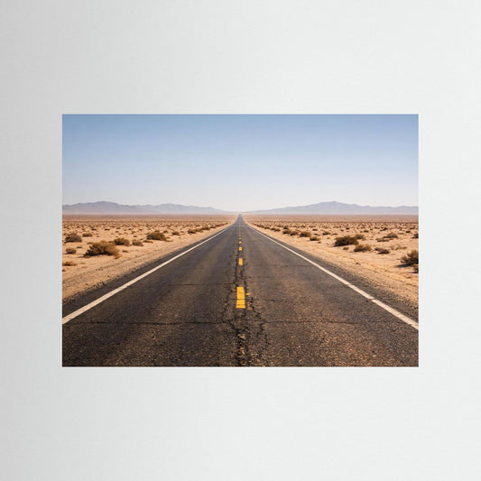 Naturposter Querformat mit endloser Straße durch die Wüste, Himmel und Berge im Hintergrund