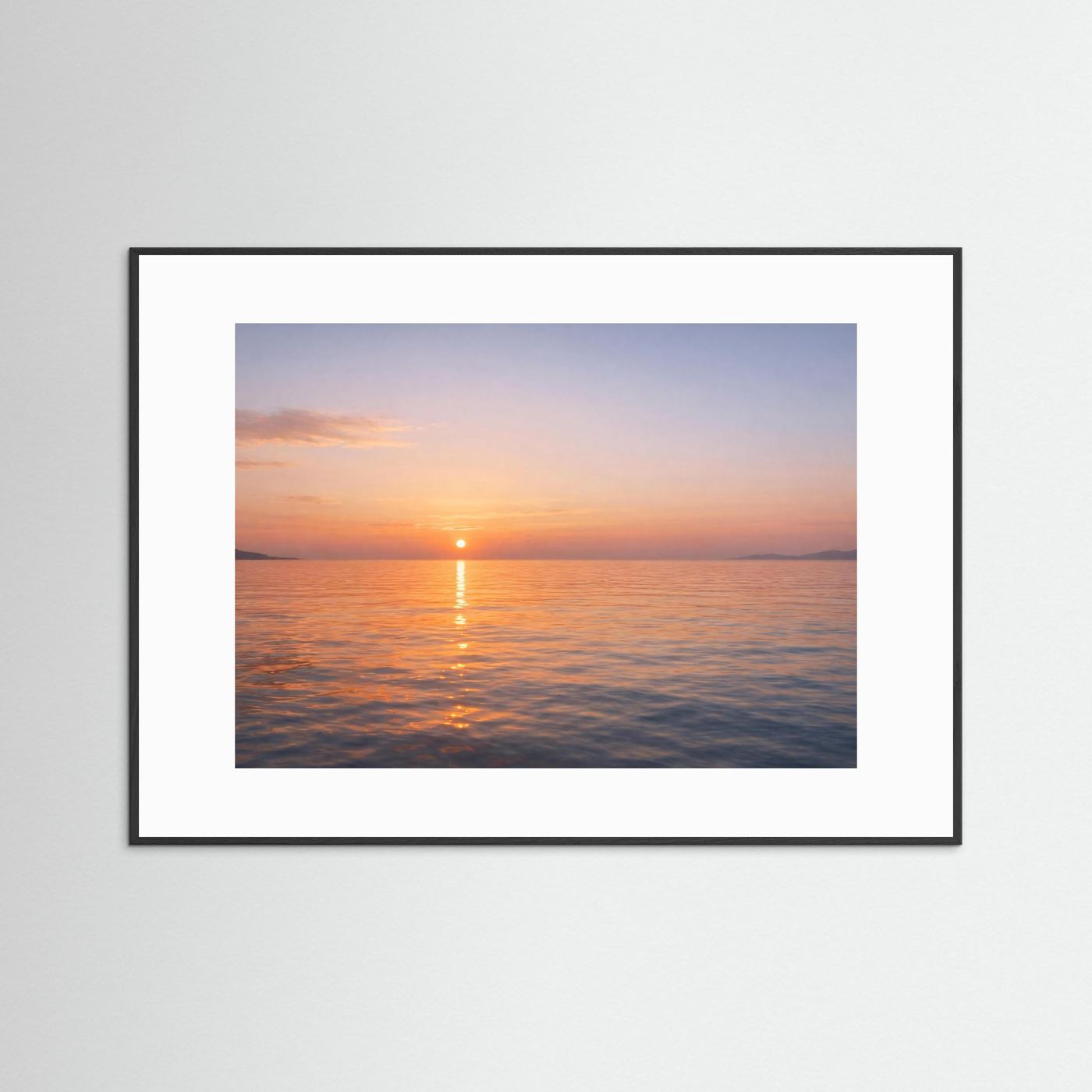 Querformat-Poster im schwarzen Rahmen mit goldenem Sonnenuntergang und weißem Passepartout