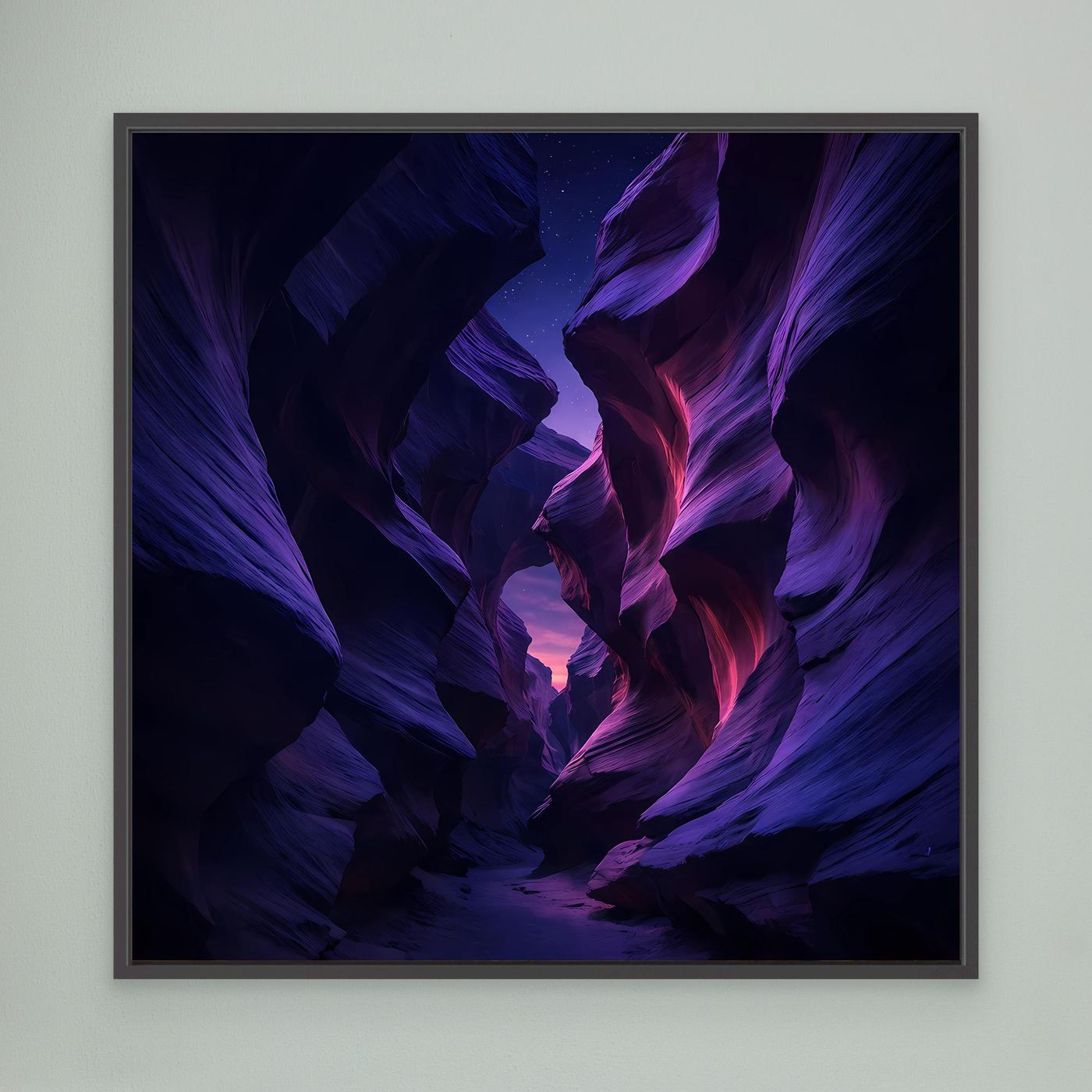Leinwandbild mit violettem Canyon-Motiv, dunkle Schlucht, schwarzer Rahmen