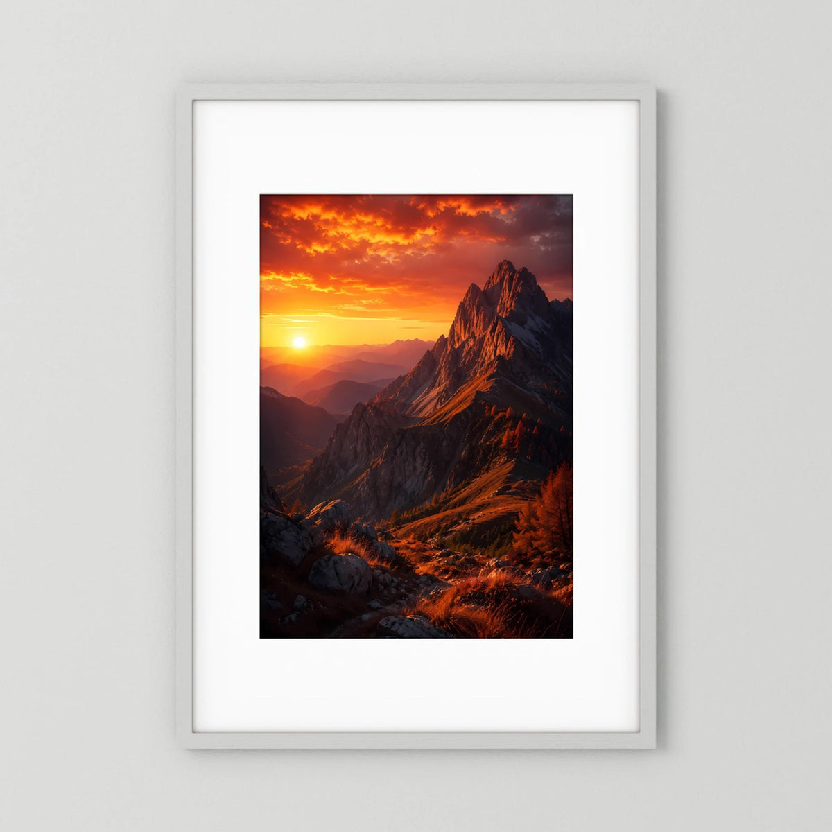 Poster im Hochformat mit Berglandschaft bei Sonnenuntergang, orangefarbenes Licht, weißer Rand