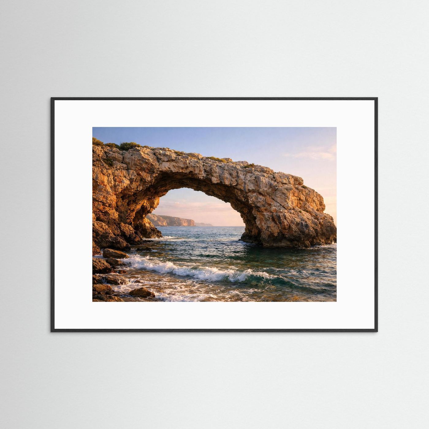 Naturposter mit Felsbogen am Meer im schwarzen Rahmen mit weißem Passepartout, Querformat