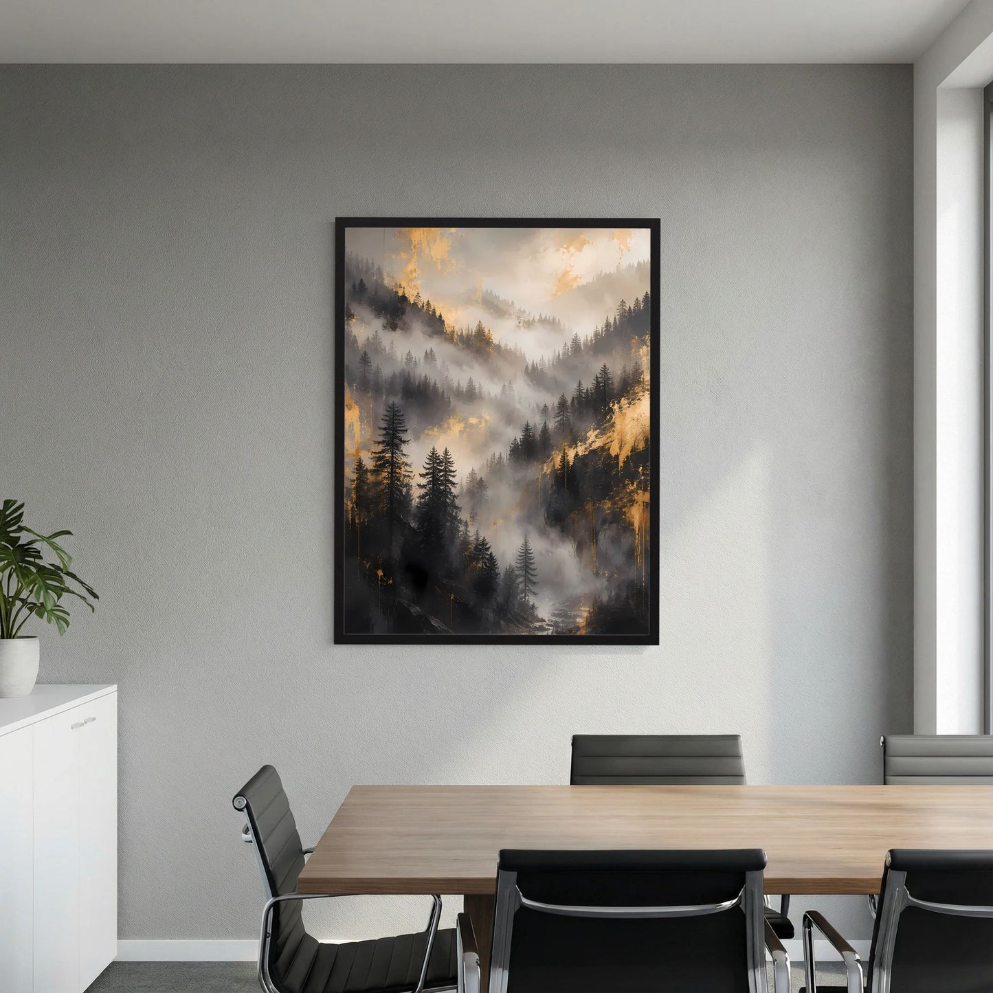 Poster im Hochformat mit schwarzem Rahmen: Tannen zwischen Nebelbergen, warm erleuchtet