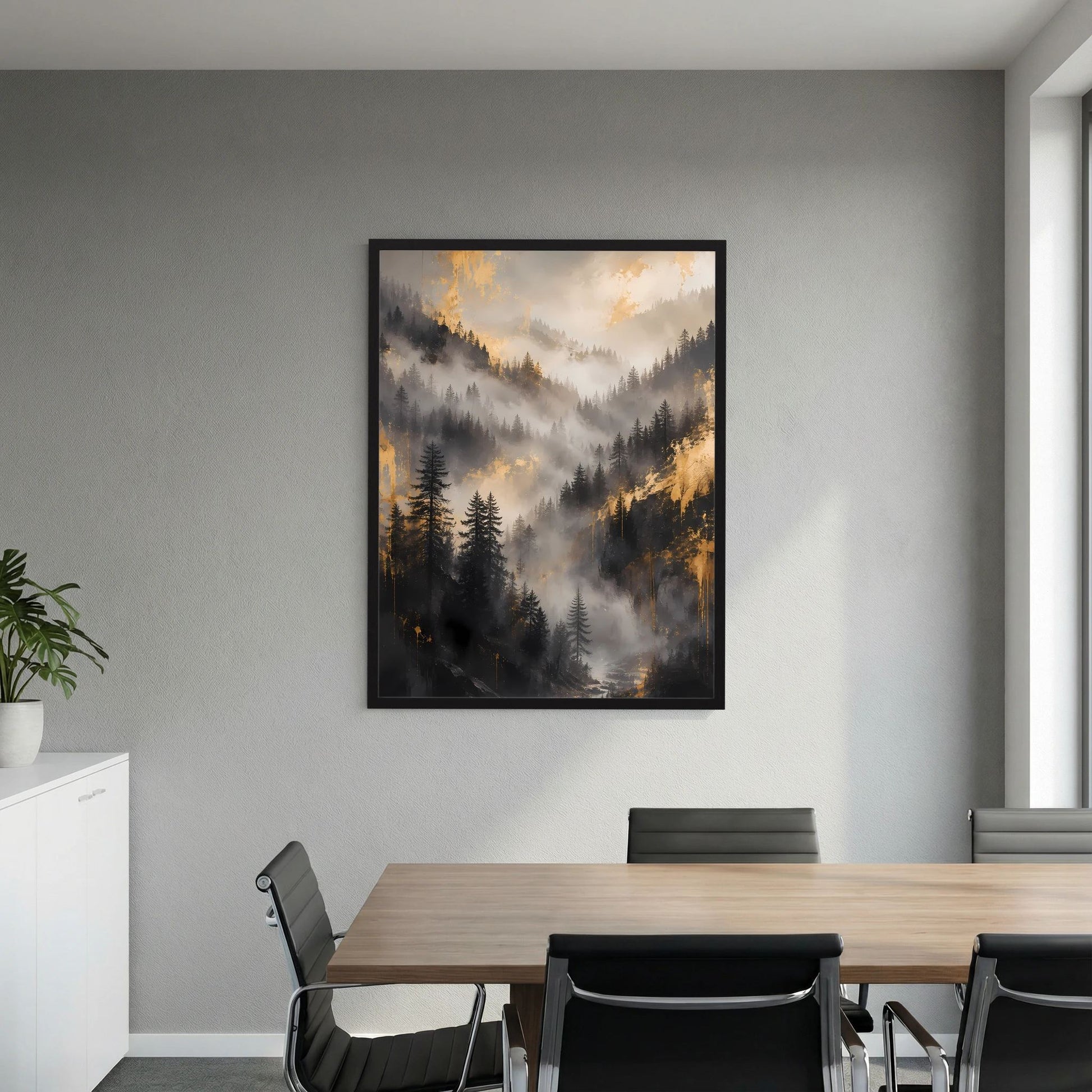 Poster im Hochformat mit schwarzem Rahmen: Tannen zwischen Nebelbergen, warm erleuchtet