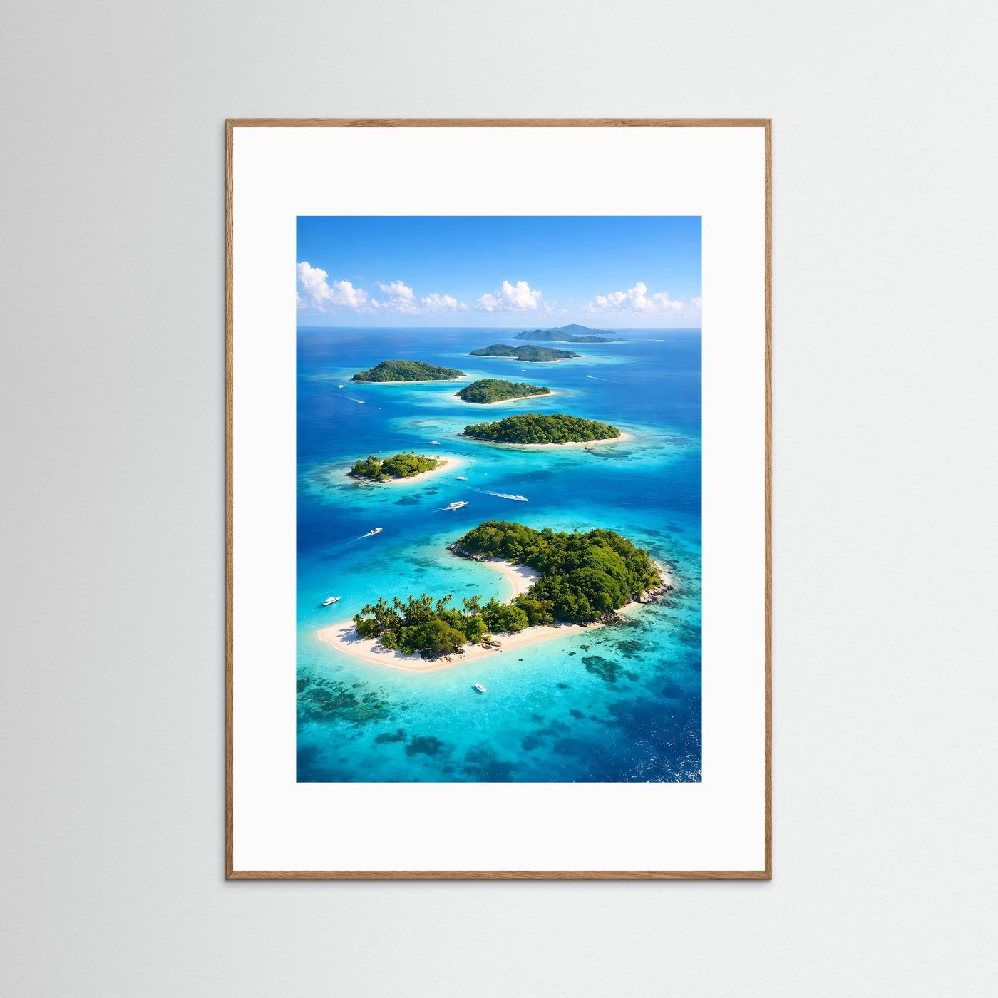 Hochformat-Poster mit tropischen Inseln und türkisblauem Meer, heller Holzrahmen