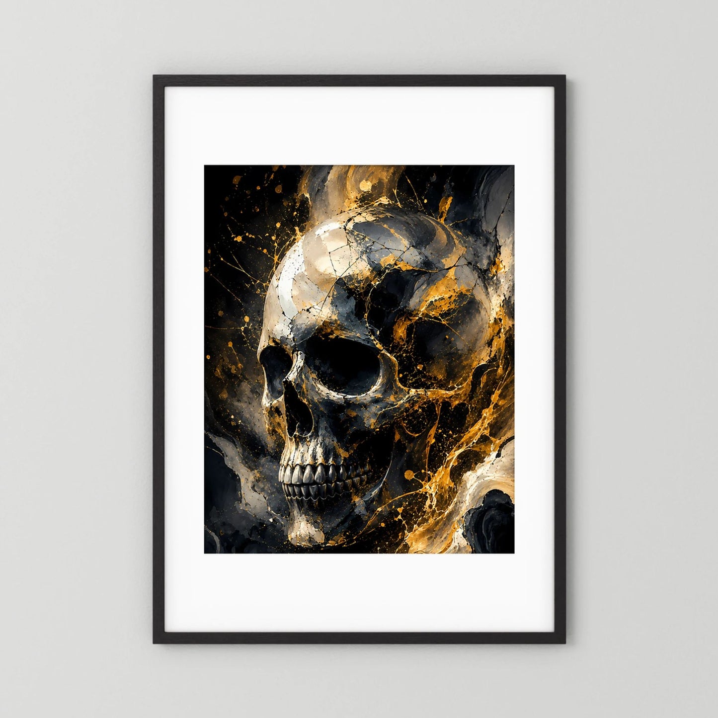 Poster mit Totenkopf-Motiv in Schwarz und Gold, hochkant mit schwarzem Rahmen.
