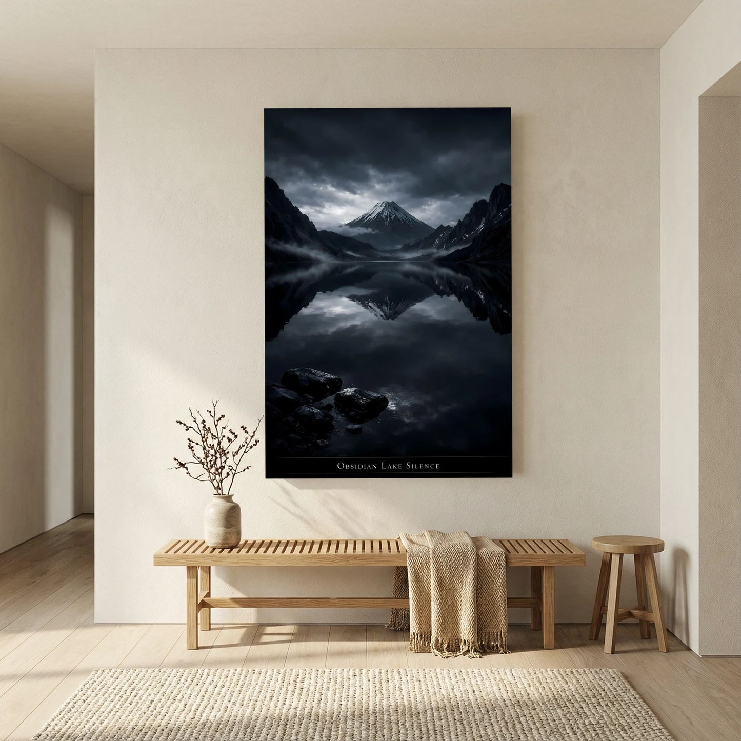 Wandbild mit Bergseelandschaft und Spiegelung, im dunklen Rahmen
