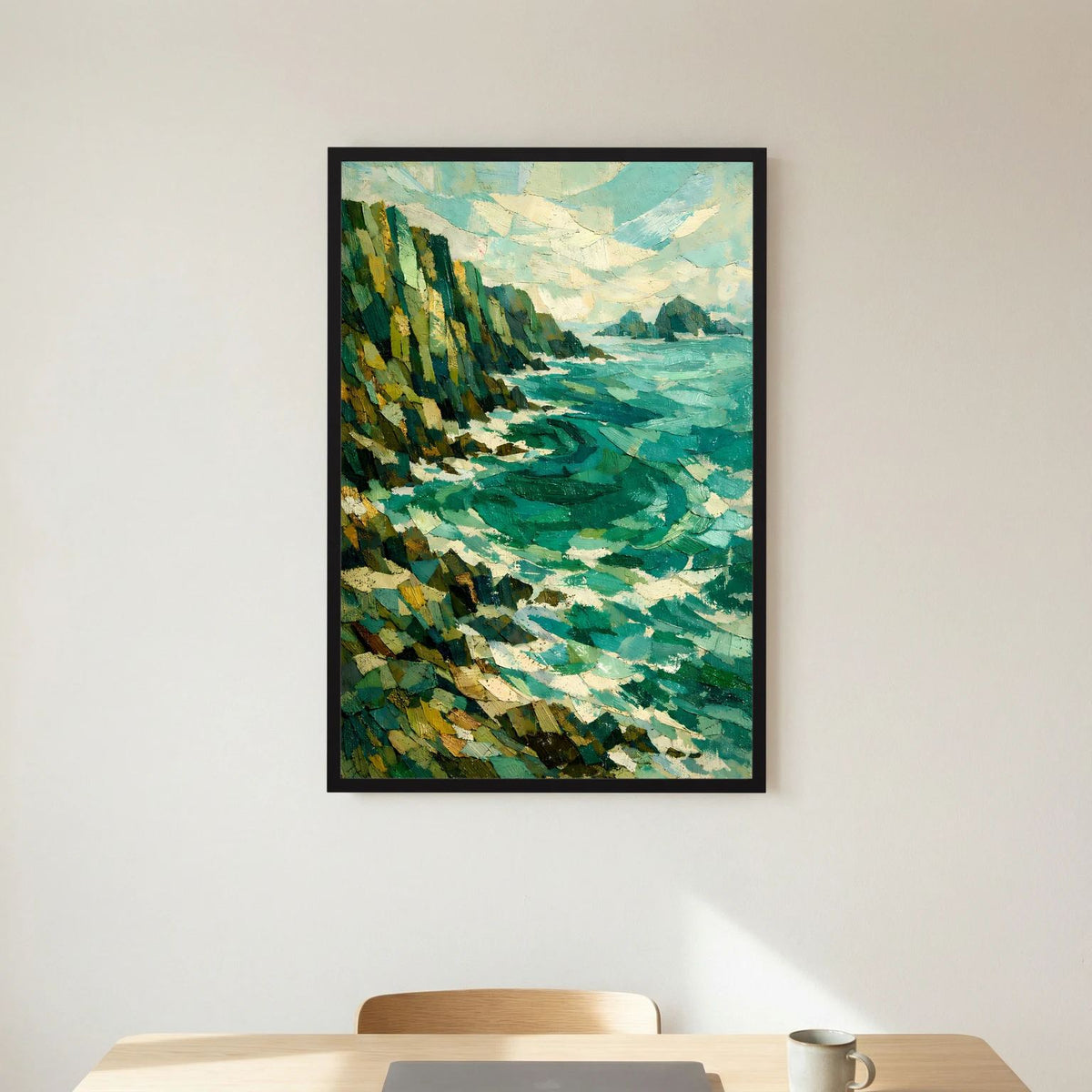 Meerufer-Poster im schwarzen Rahmen: türkisfarbenes Meer zwischen Felsen, Hochformat