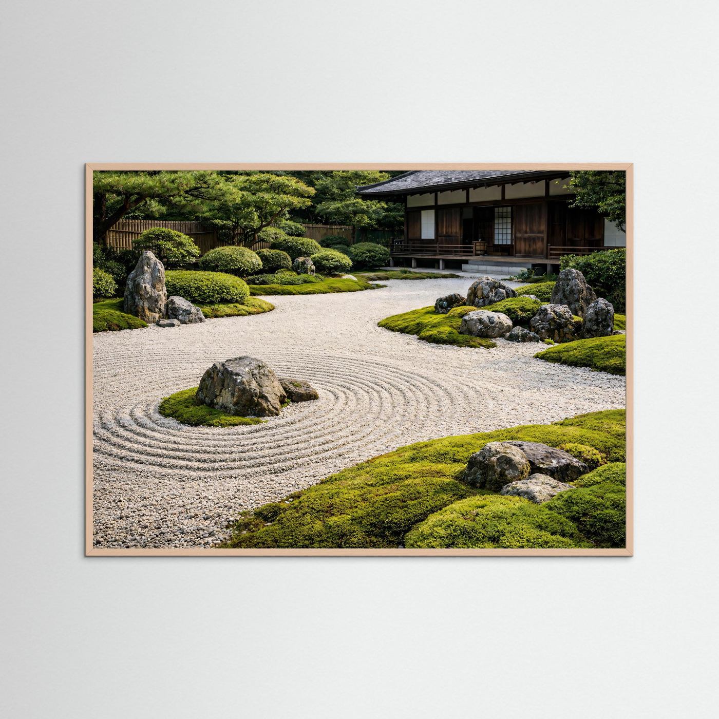 Gerahmter Druck: Japanischer Zen-Garten mit Kiesrillen, Moos und einem Teehaus im Hintergrund.