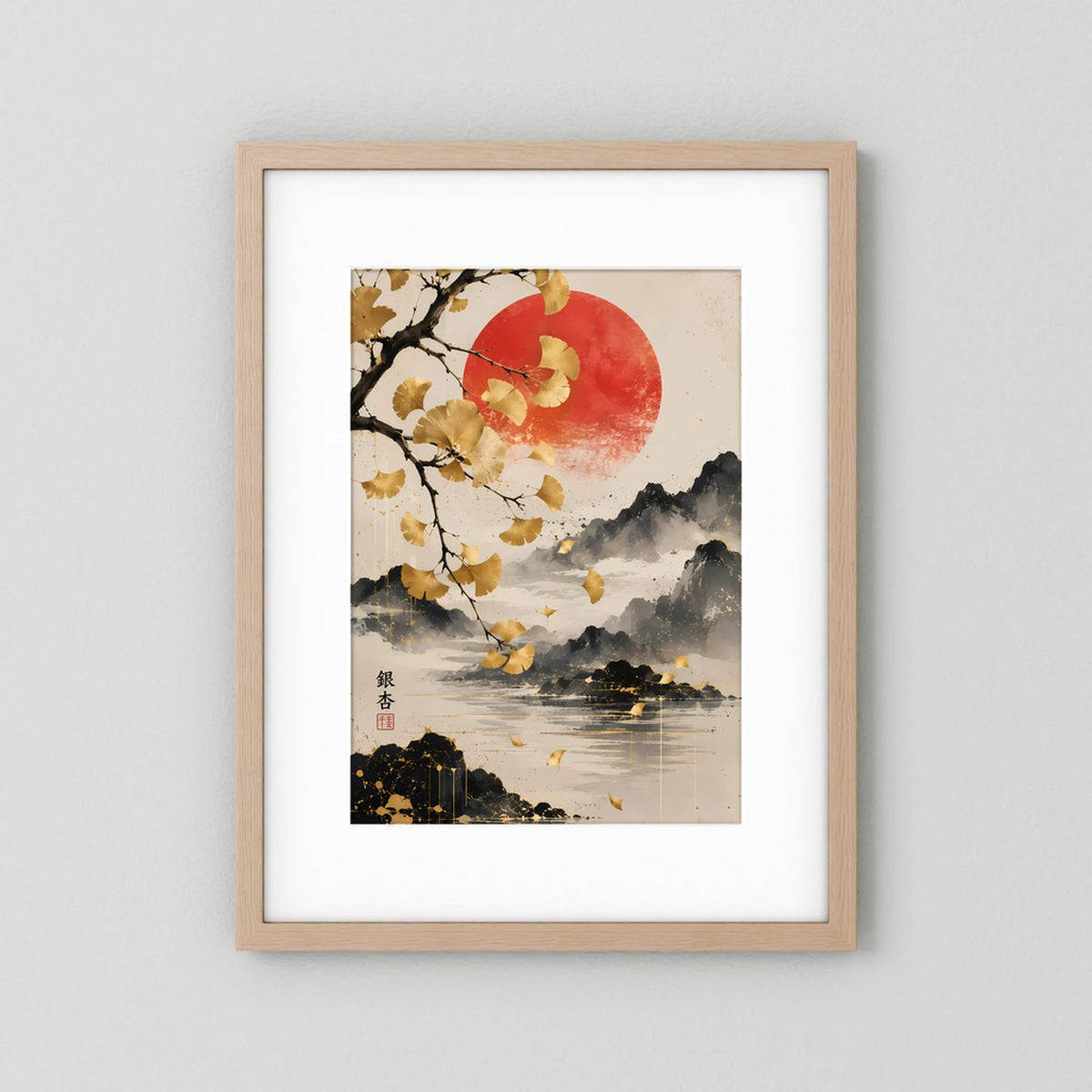 Poster im hellem Holzrahmen mit weißem Passepartout: goldene Ginkgozweige und rote Sonne