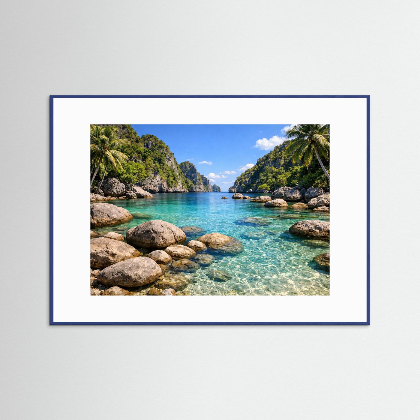 Naturposter Panorama mit türkisfarbener Lagune, Palmen und Felsen im blauen Rahmen