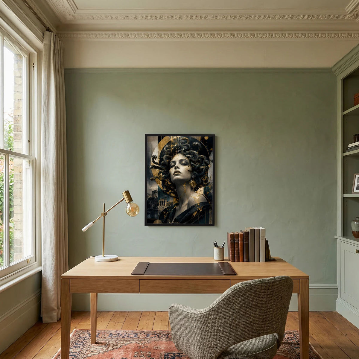 Hochformat-Poster mit Frauengesicht im Vintage-Stil, schwarze Locken mit Schlangen und Goldglanz