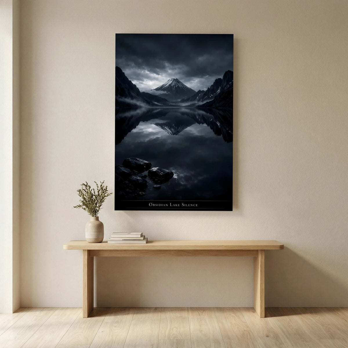 Wandbild mit dunkler Bergseelandschaft und Spiegelung, auf hellen Untergrund