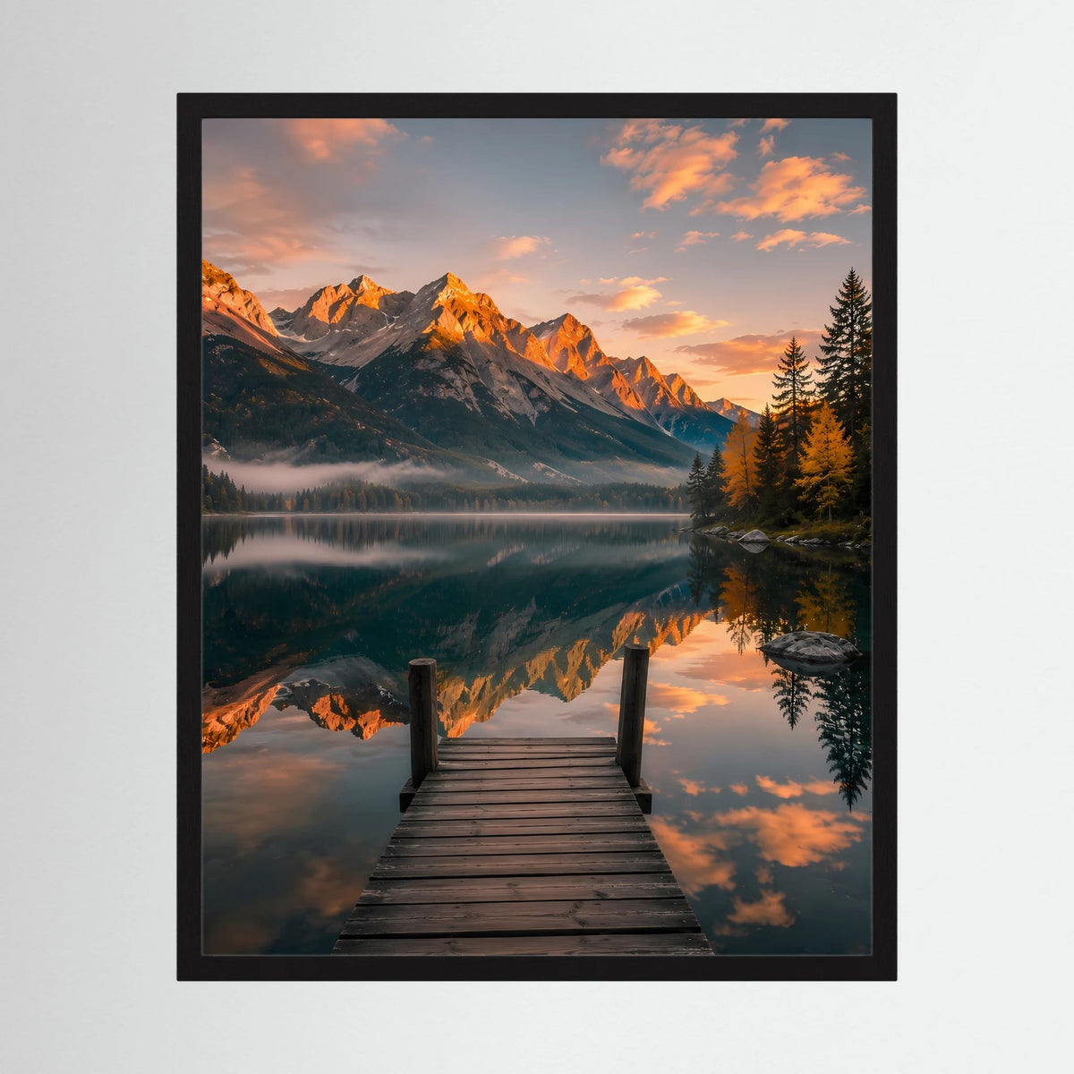 Gerahmtes Hochformat-Kunstposter: Steg am Bergsee im Abendlicht mit Spiegelung