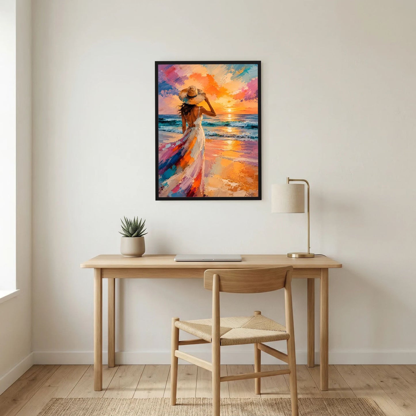 Hochformatiges Poster: Frau mit Hut am Meer bei Sonnenuntergang, schwarzer Rahmen