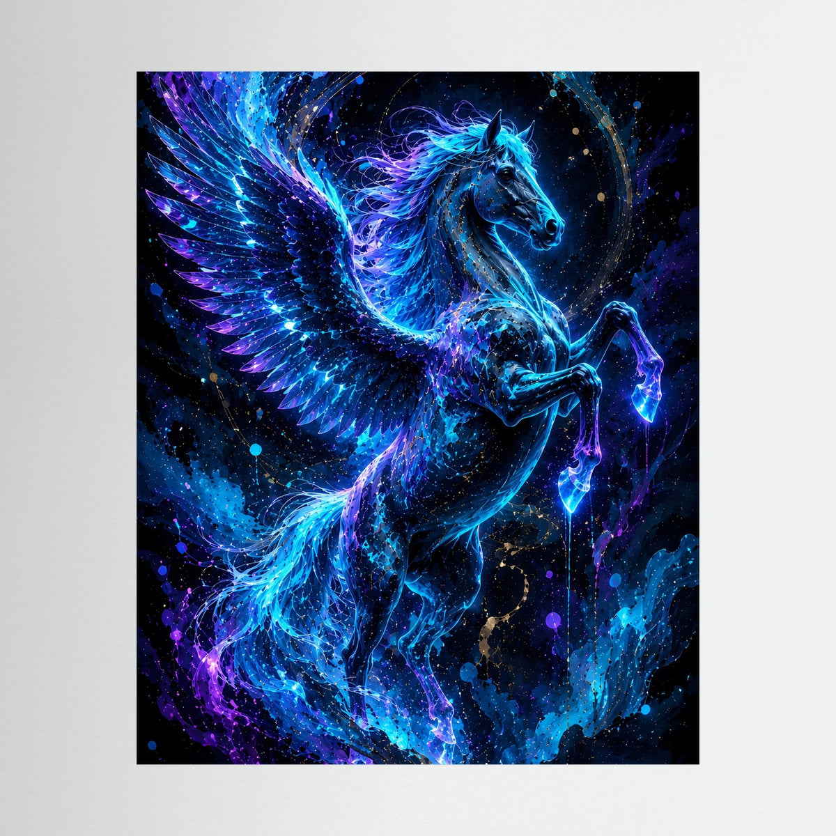 Nahaufnahme: blau leuchtender Pegasus mit Flügeln auf schwarzem Poster, Hochformat