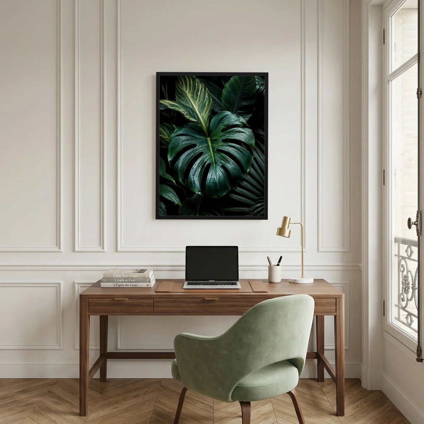 Gerahmtes Poster mit Monstera-Blättern in dunkelgrün, schwarzer Rahmen.