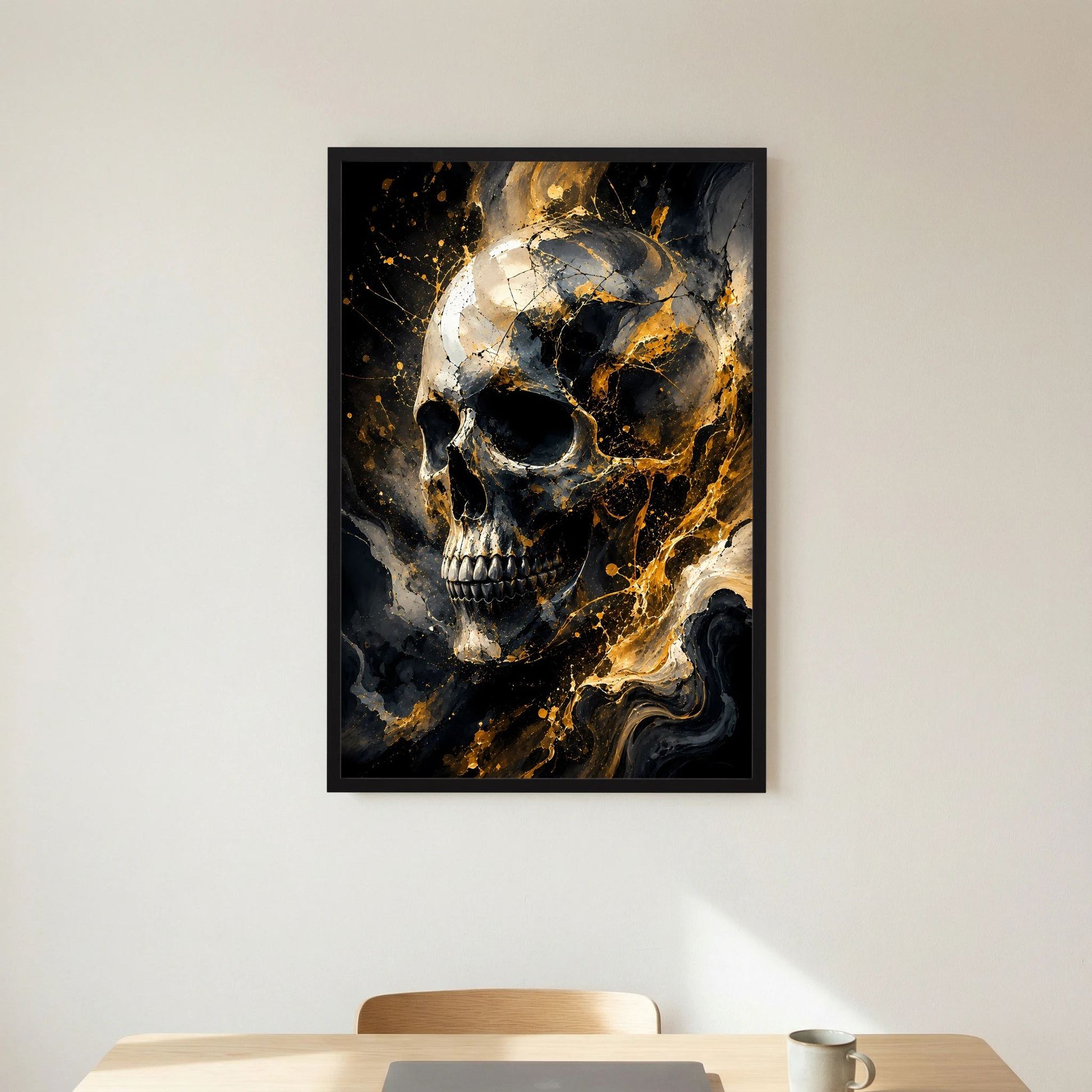 Poster mit abstraktem Totenkopf in Schwarz und Gold, hochkant mit schwarzem Rahmen.