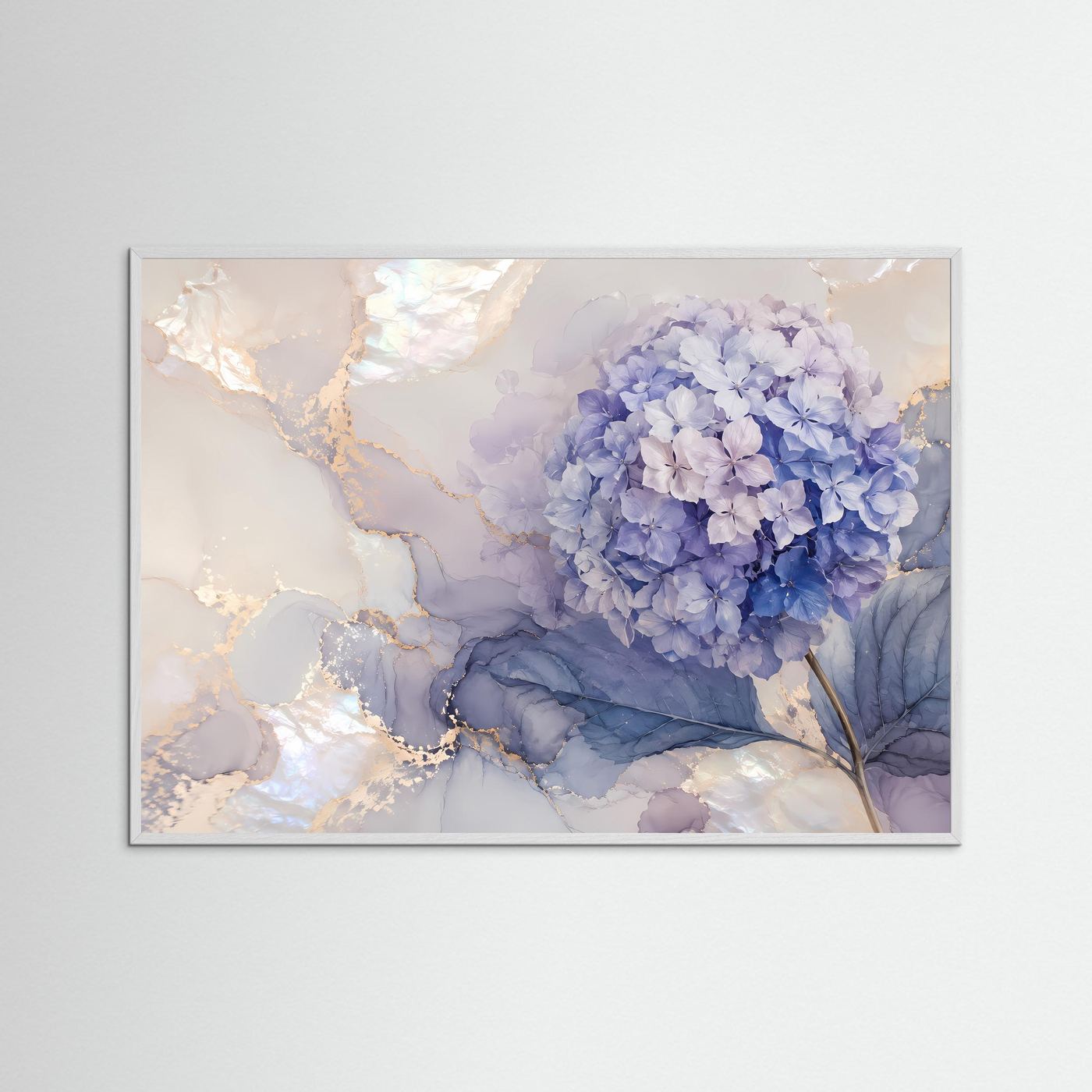 Gerahmtes Wandbild mit blauen Hortensienblüten, perlmuttfarbenem Marmormotiv im hellen Holzrahmen