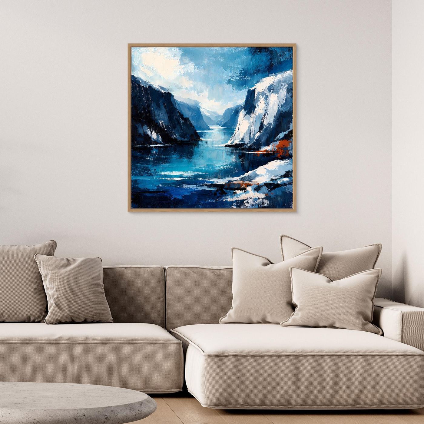 Leinwandbild mit abstrakter Felsküste und Meer in Blau, quadratisch, mit hellem Holzrahmen