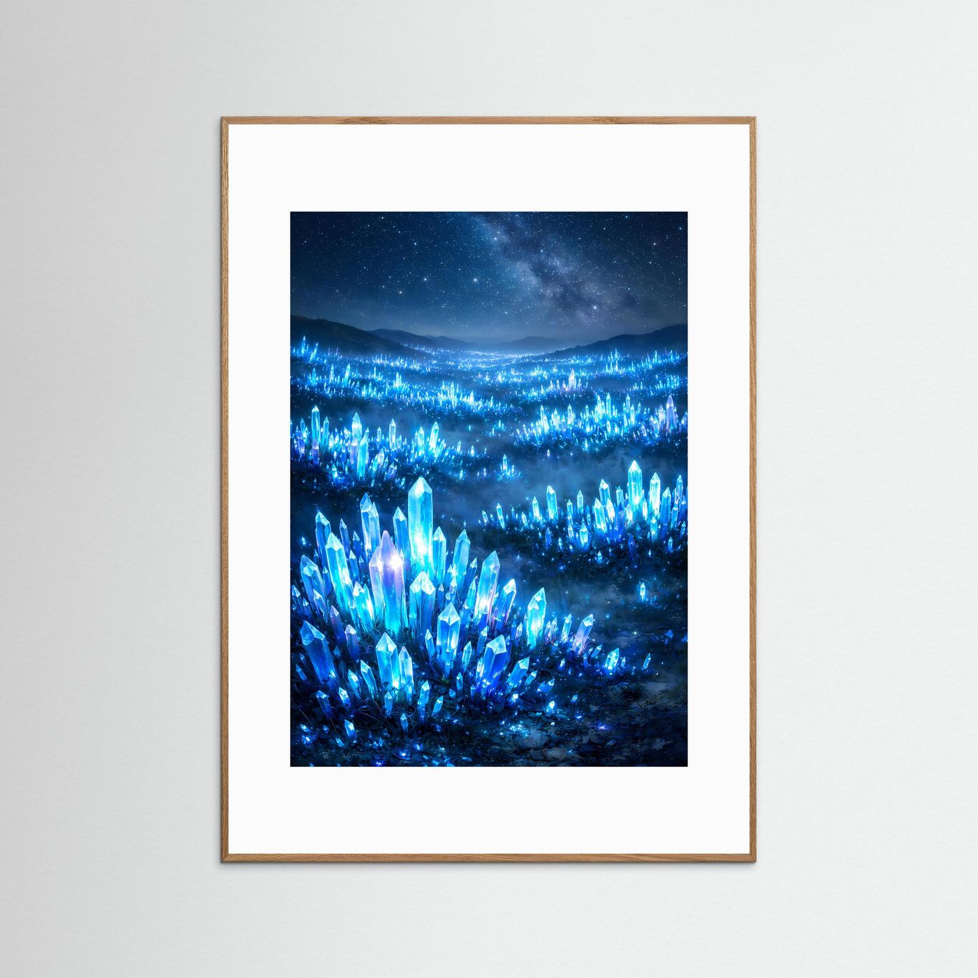 Hochformatiges Poster im Kristallfeld-Look, Biolumineszenz-Blau, mit hellem Holzrahmen