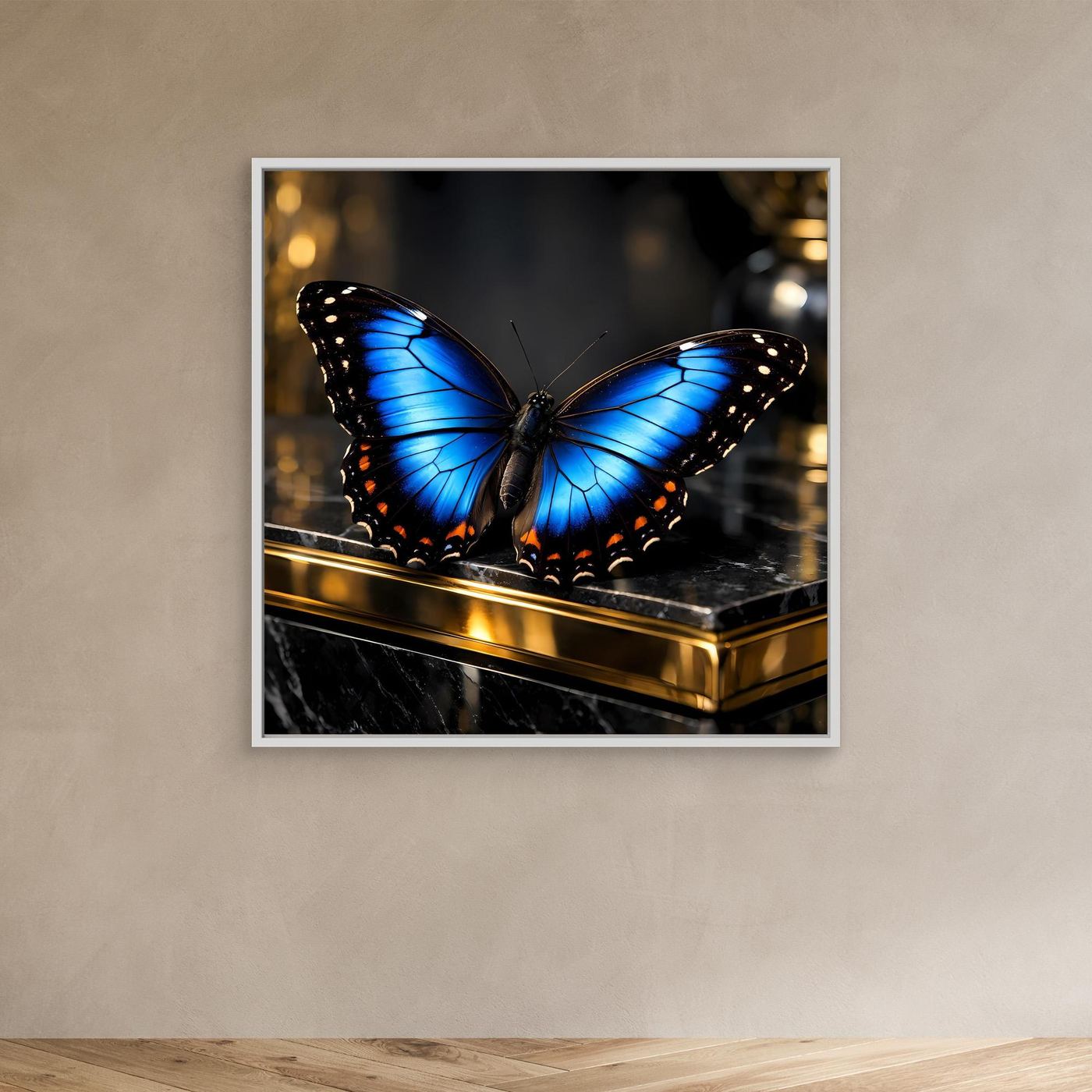 Wandbild mit blauen Schmetterlingsflügeln und goldener Kante, weißer Rahmen