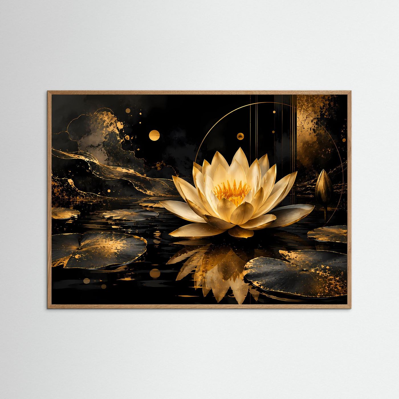 Poster mit goldener Lotusblüte auf schwarzem Wasser, natürlicher Eichenrahmen
