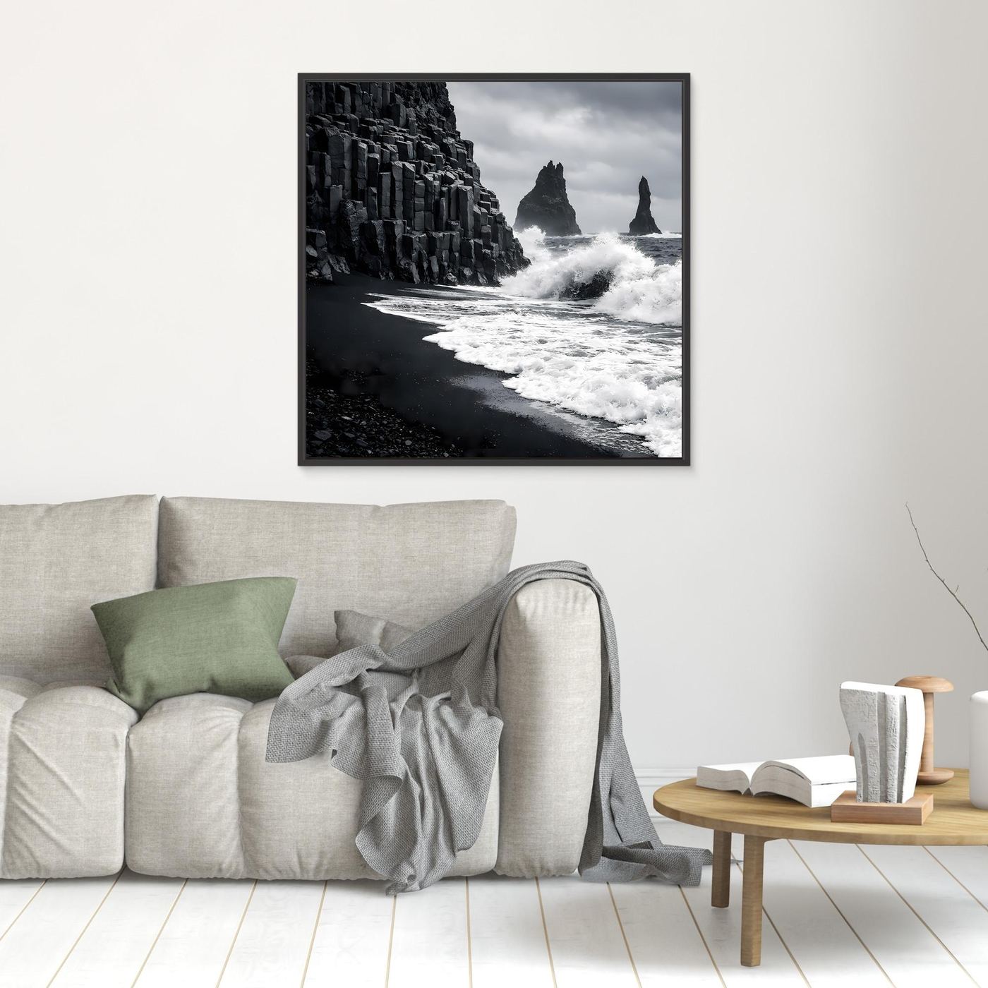 Leinwandbild mit schwarz-weißem Strand und Basaltsäulen, schwarz gerahmt