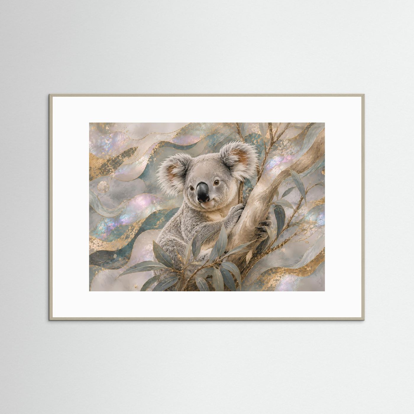 Gerahmtes Querformat-Poster mit grauem Koala im Blattwerk, Aquarell-Look, heller Holzrahmen