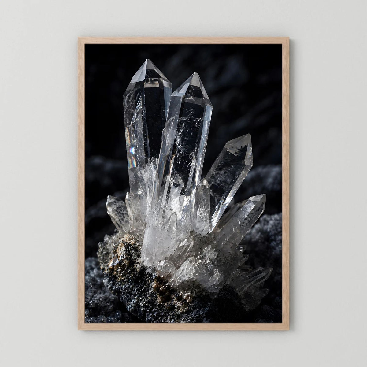 Mineralien-Wandbild im naturfarbenen Holzrahmen mit klarem Quarzkristall auf dunklem Gestein