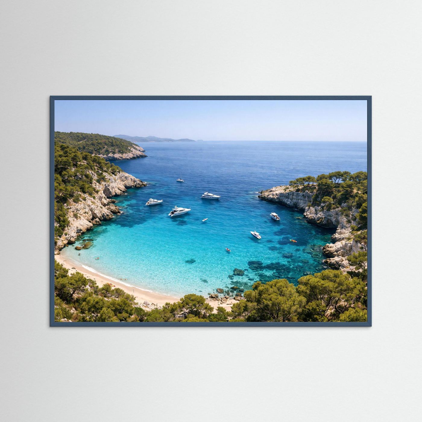 Wandbild mit Küstenbucht: türkisfarbenes Wasser, Strand, Felsen und Yachten im dunklen Rahmen
