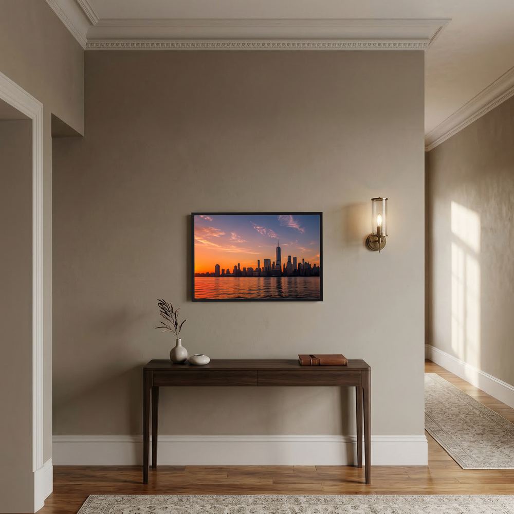Querformatiges Skyline-Poster: New York bei Sonnenuntergang über Wasser, gerahmt