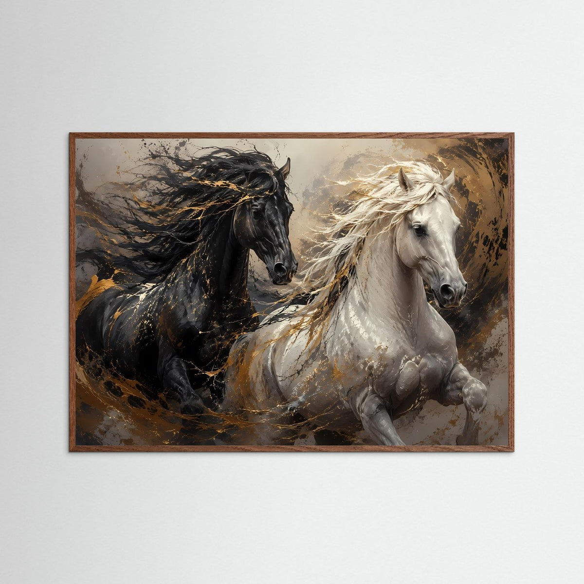Wandbild mit zwei galoppierenden Pferden, schwarz und weiß, goldene Akzente, dunkler Eichenrahmen