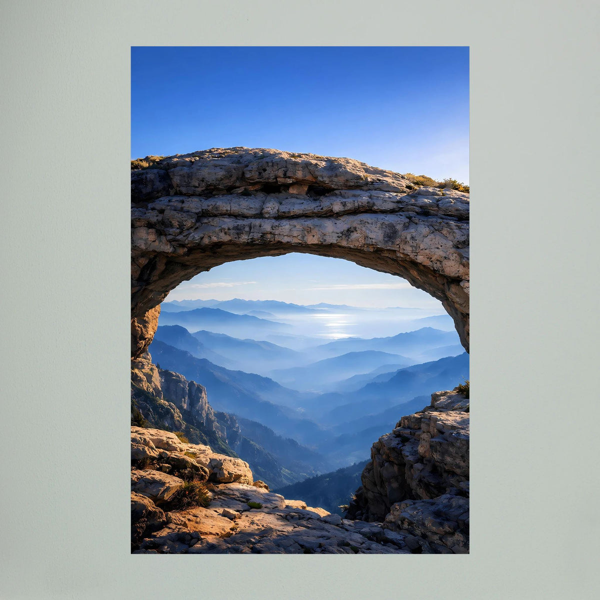 Hochformatiges Poster mit Felsbogen und Bergpanorama, blaues Tal im Vordergrundblick