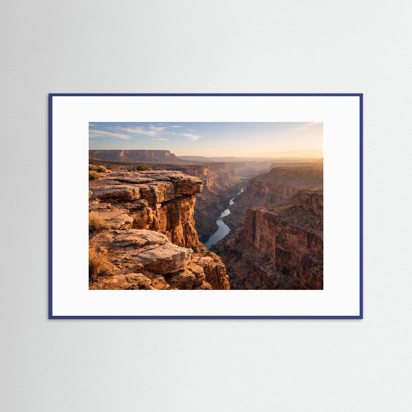 Querformat-Poster vom Grand Canyon mit blauem Holzrahmen und weißem Rand