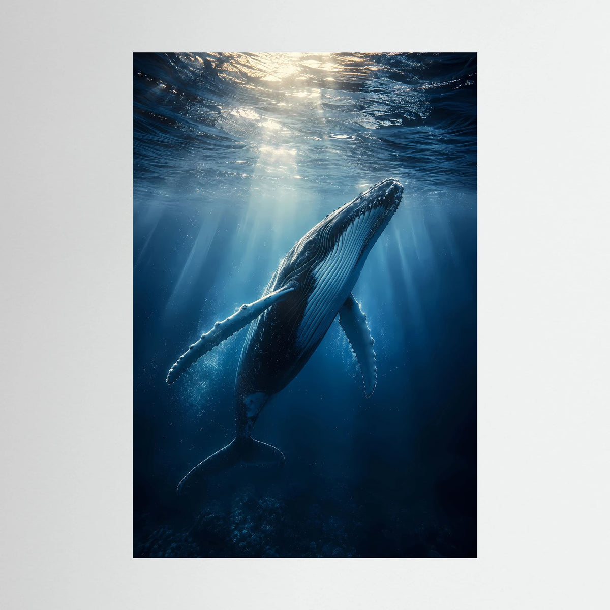 Poster im Hochformat: Buckelwal unter Wasser, Sonnenstrahlen und blaues Meer im Detail