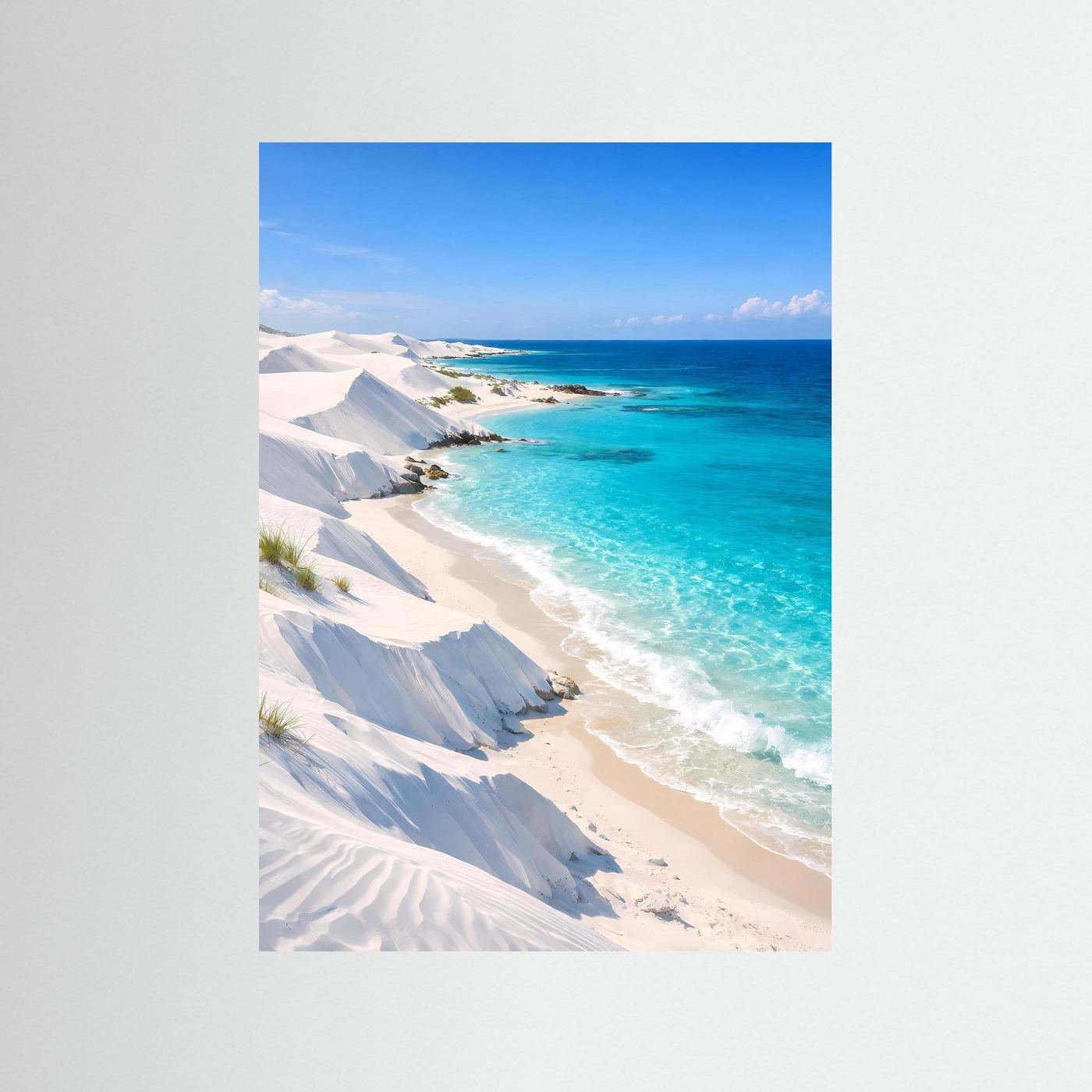 Hochformatiges Strandposter mit weißen Dünen, türkisblauem Wasser und Uferlinie