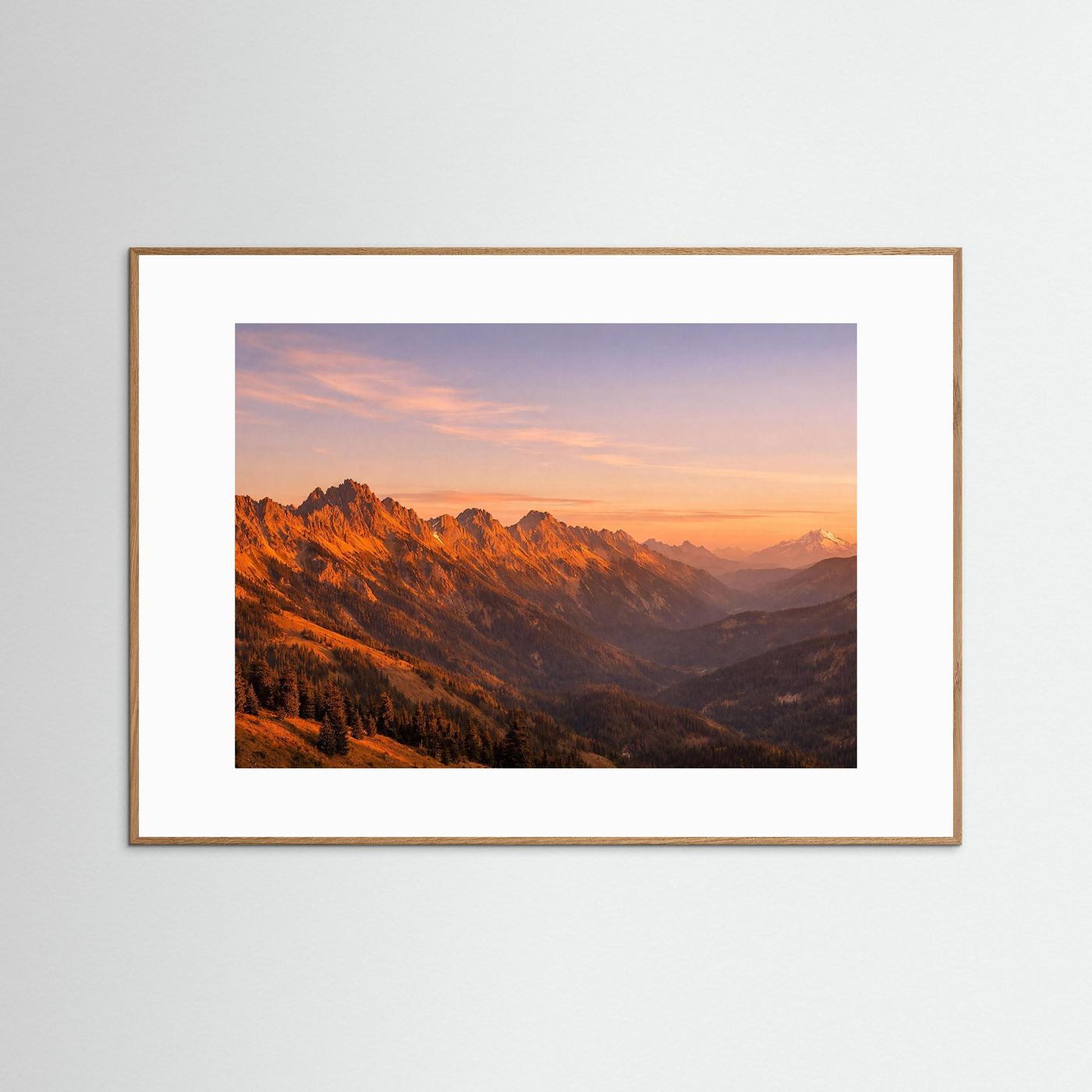 Berglandschafts-Poster Querformat mit Sonnenuntergang über Bergmassiven, naturfarbener Holzrahmen