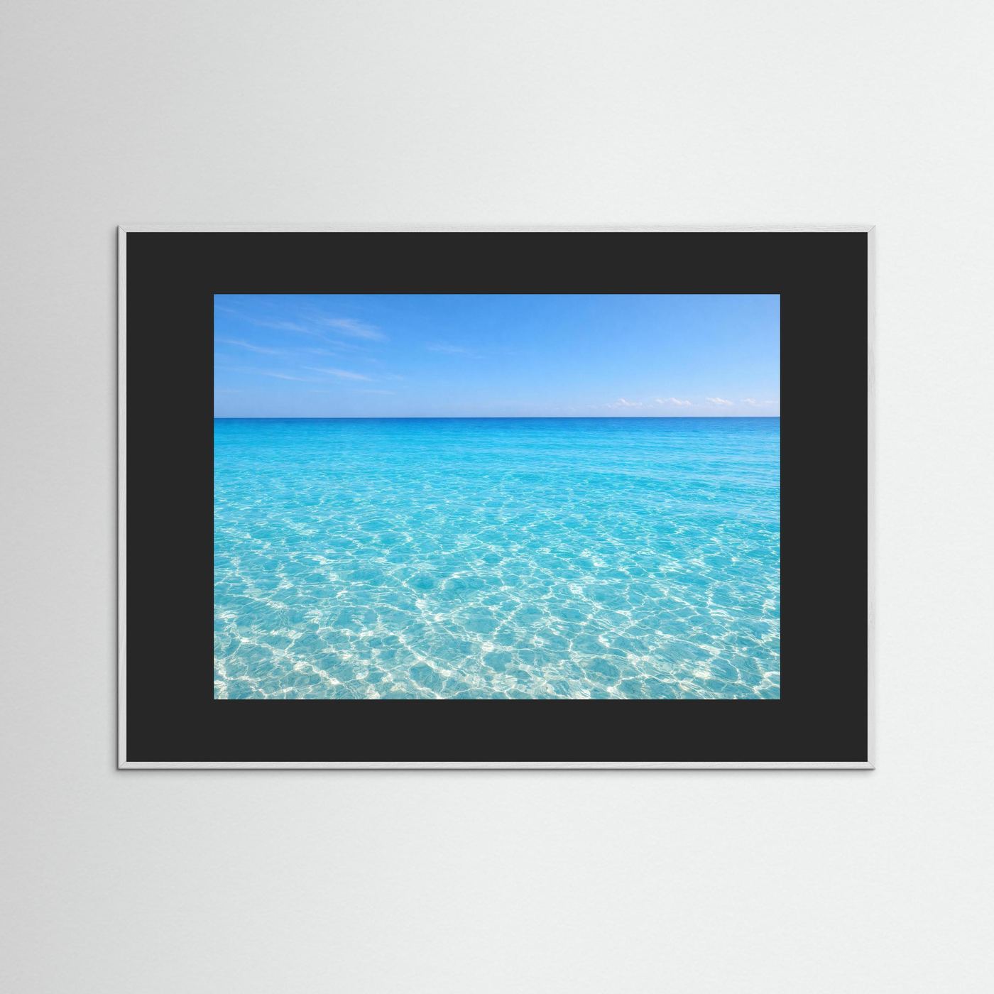 Gerahmtes Wandbild mit türkisblauem Meer und klarem Wasser, schwarzer Rahmen