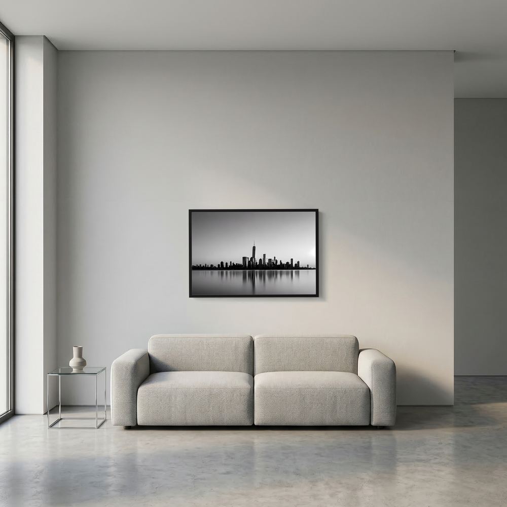 Wandposter im Querformat: Schwarzweiß-Skyline mit Spiegelung, schwarz gerahmt