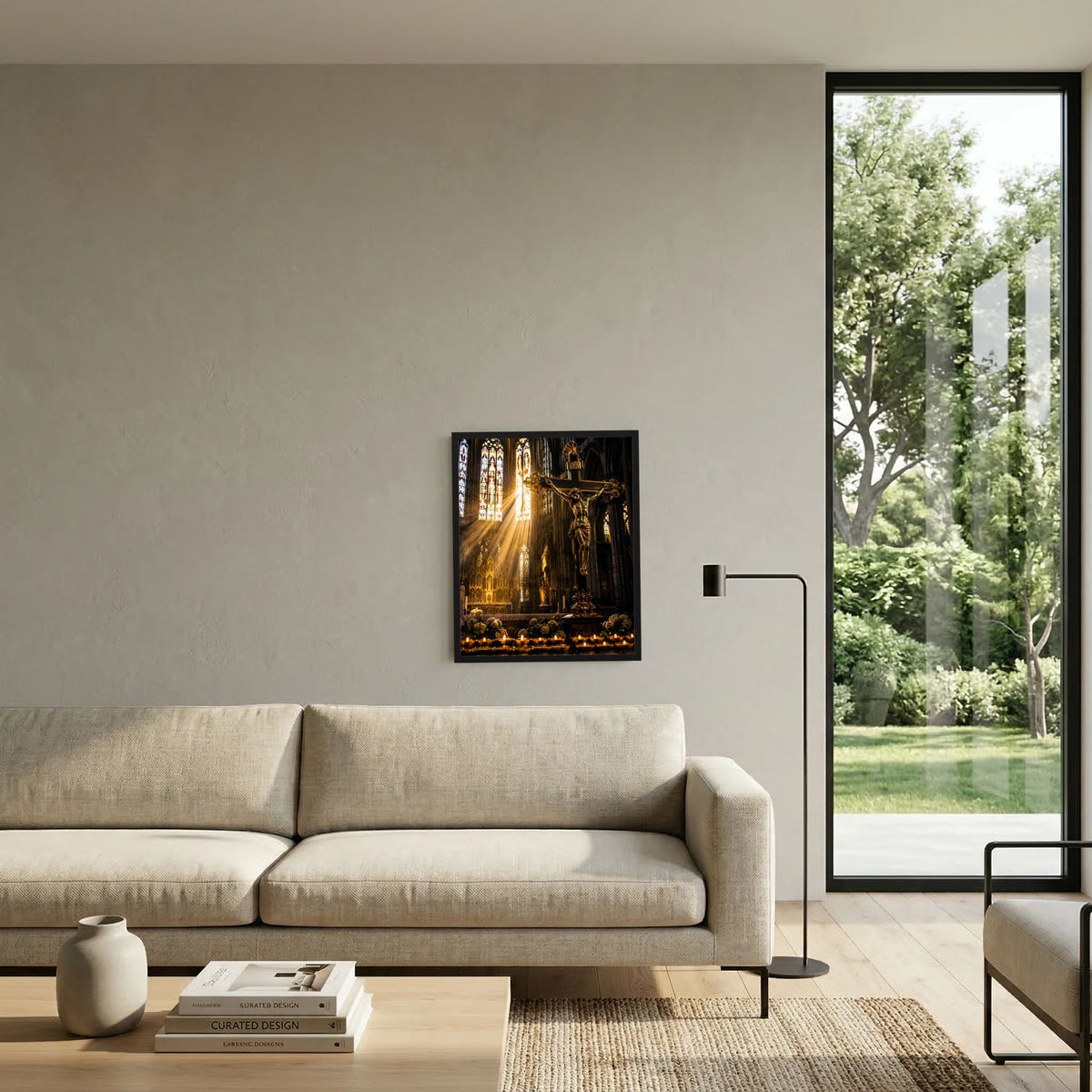 Hochformat-Poster mit Jesus am Kreuz, Lichtstrahlen und Buntglasfenstern über dem Altar