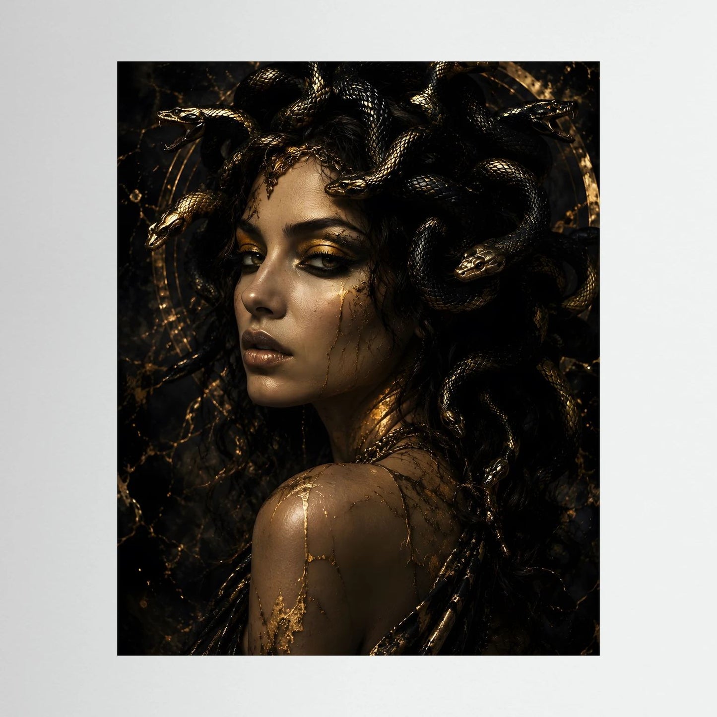 Gerahmtes Medusa-Poster: Frauengesicht mit goldenen Schlangen in Schwarz-Gold