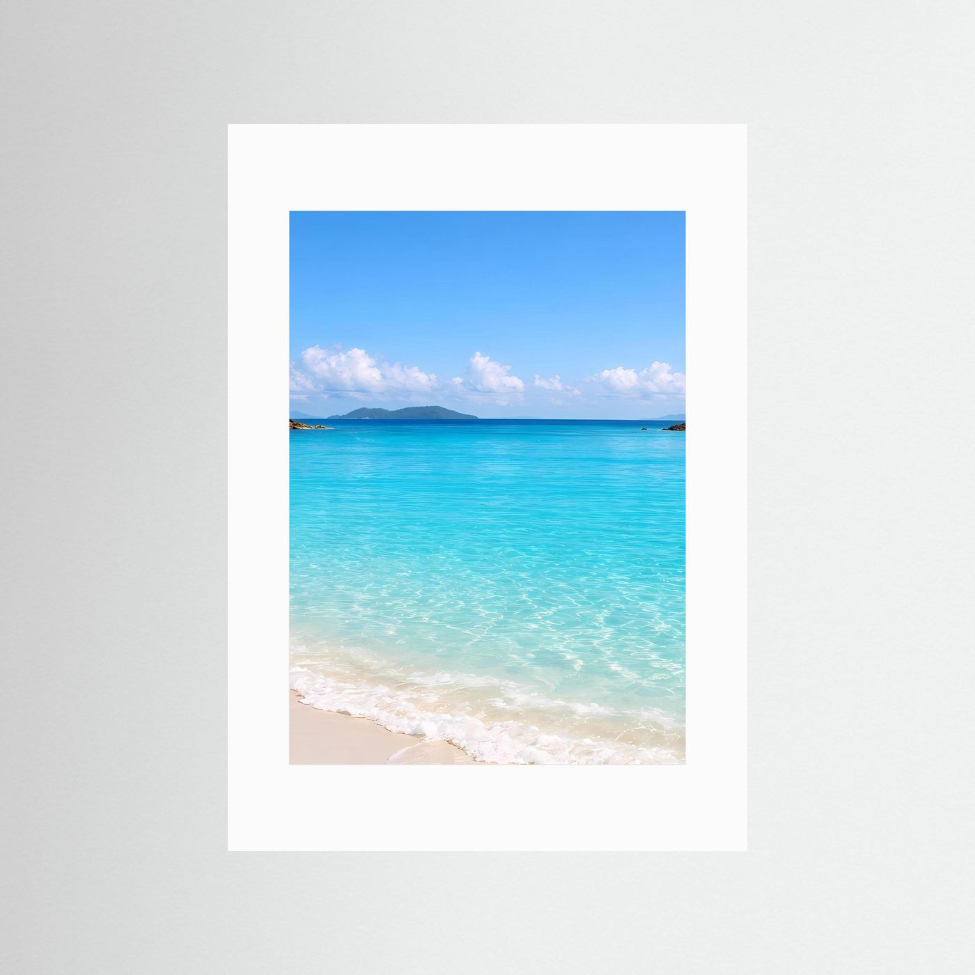 Wandposter im hellem Rahmen: türkisblaues Meer, Sandstrand und blauer Himmel