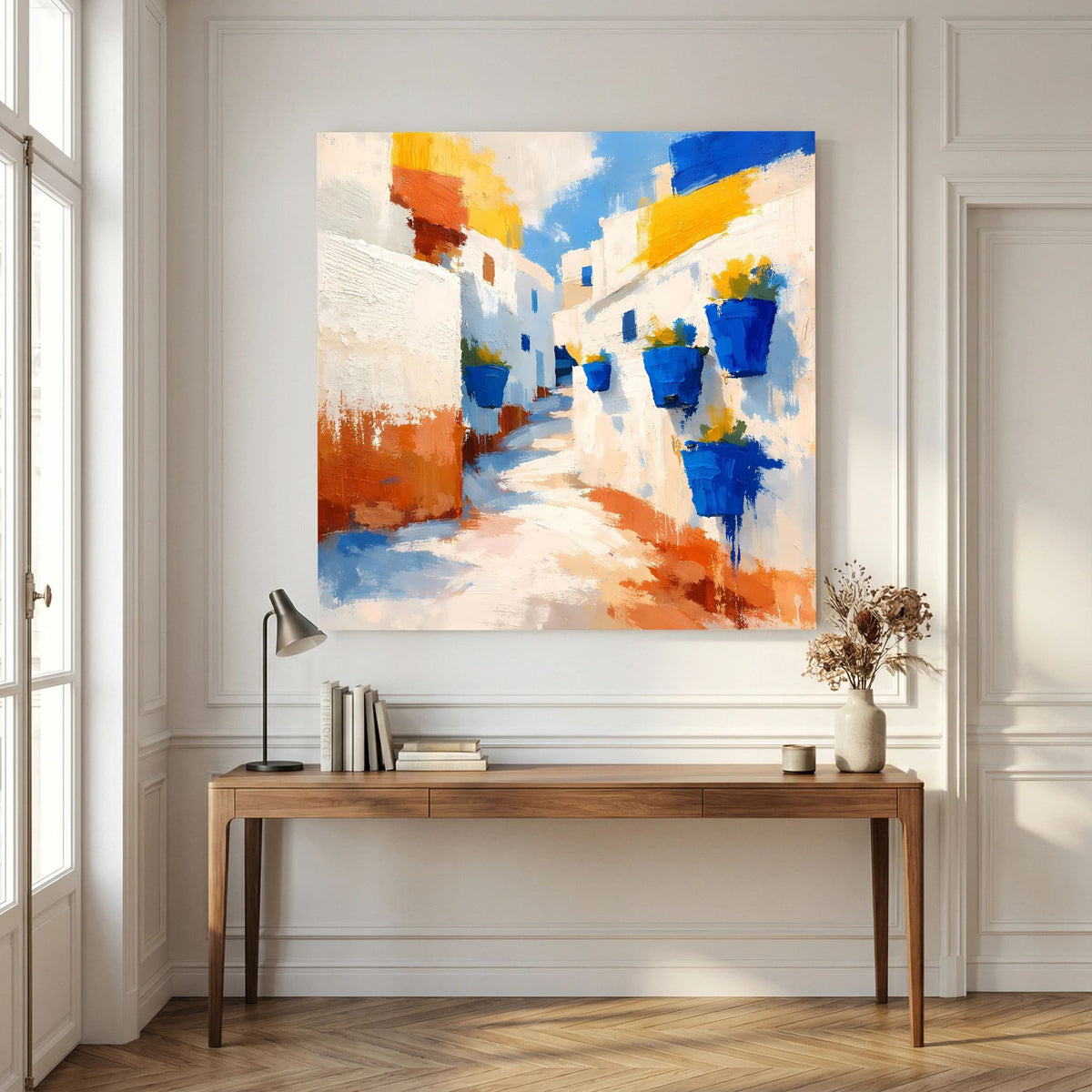 Abstraktes Leinwand-Wandbild mit mediterraner Gasse, blauen Töpfen und gelblichen Wandflächen
