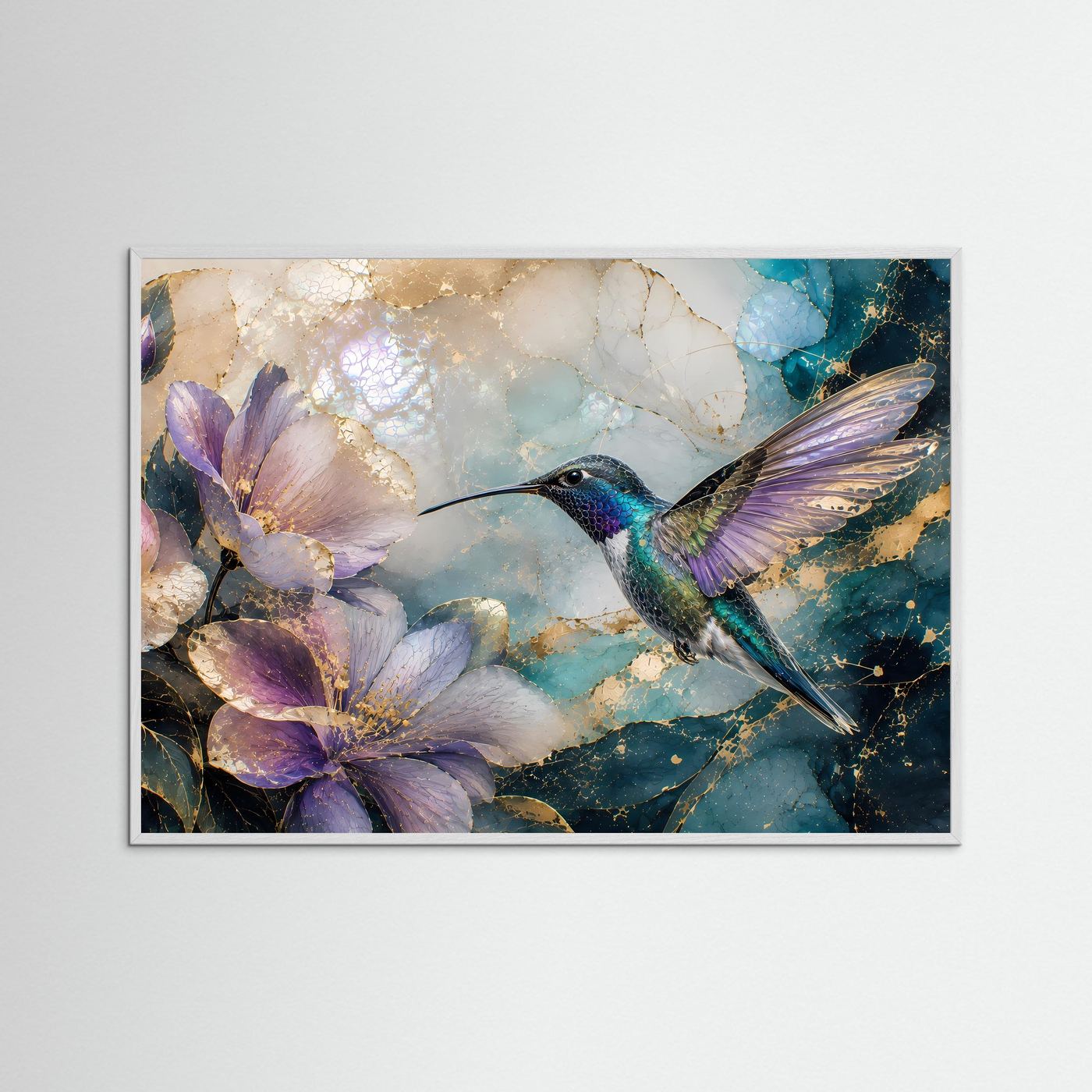 Wandbild mit Kolibri und violetten Blüten in Türkis, im beigen Holzrahmen