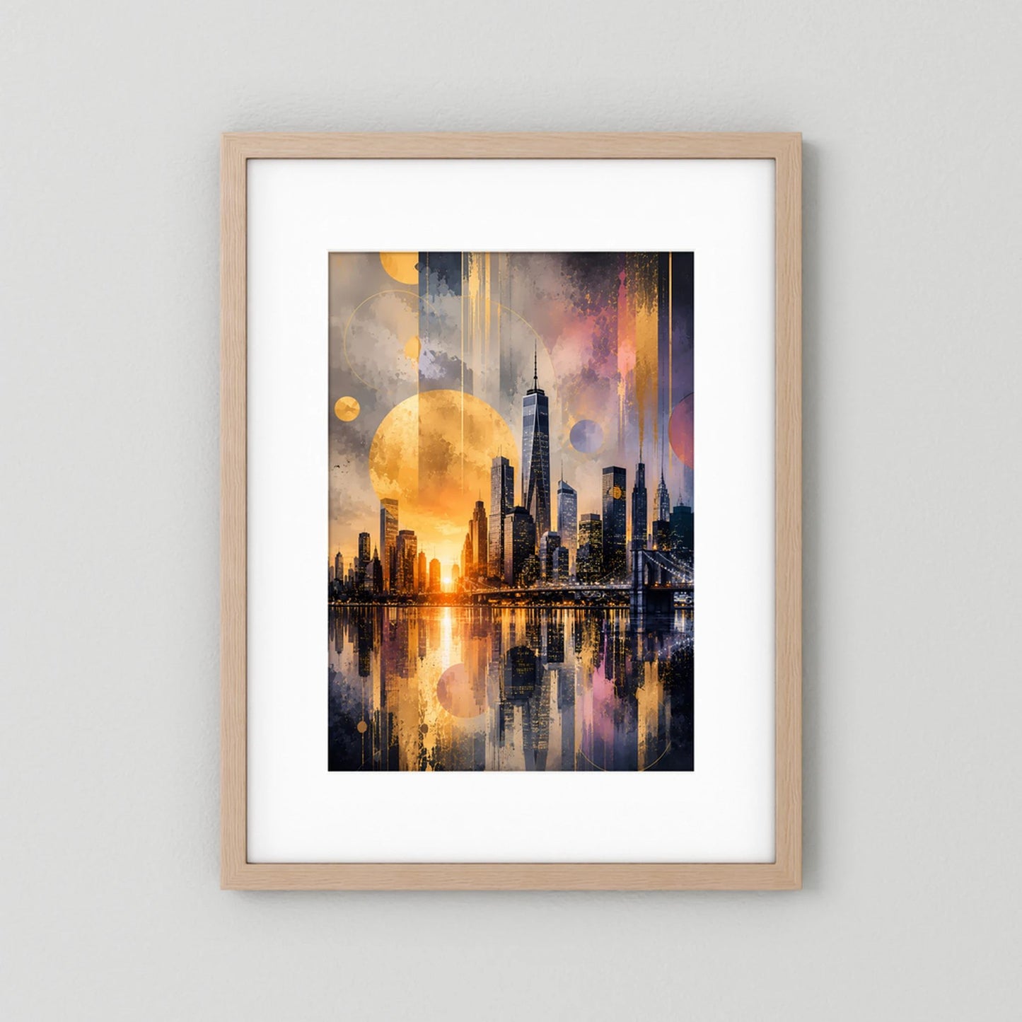 Hochformat-Poster im hellen Holzrahmen mit weißem Passepartout, abstrakte Skyline im Goldlicht