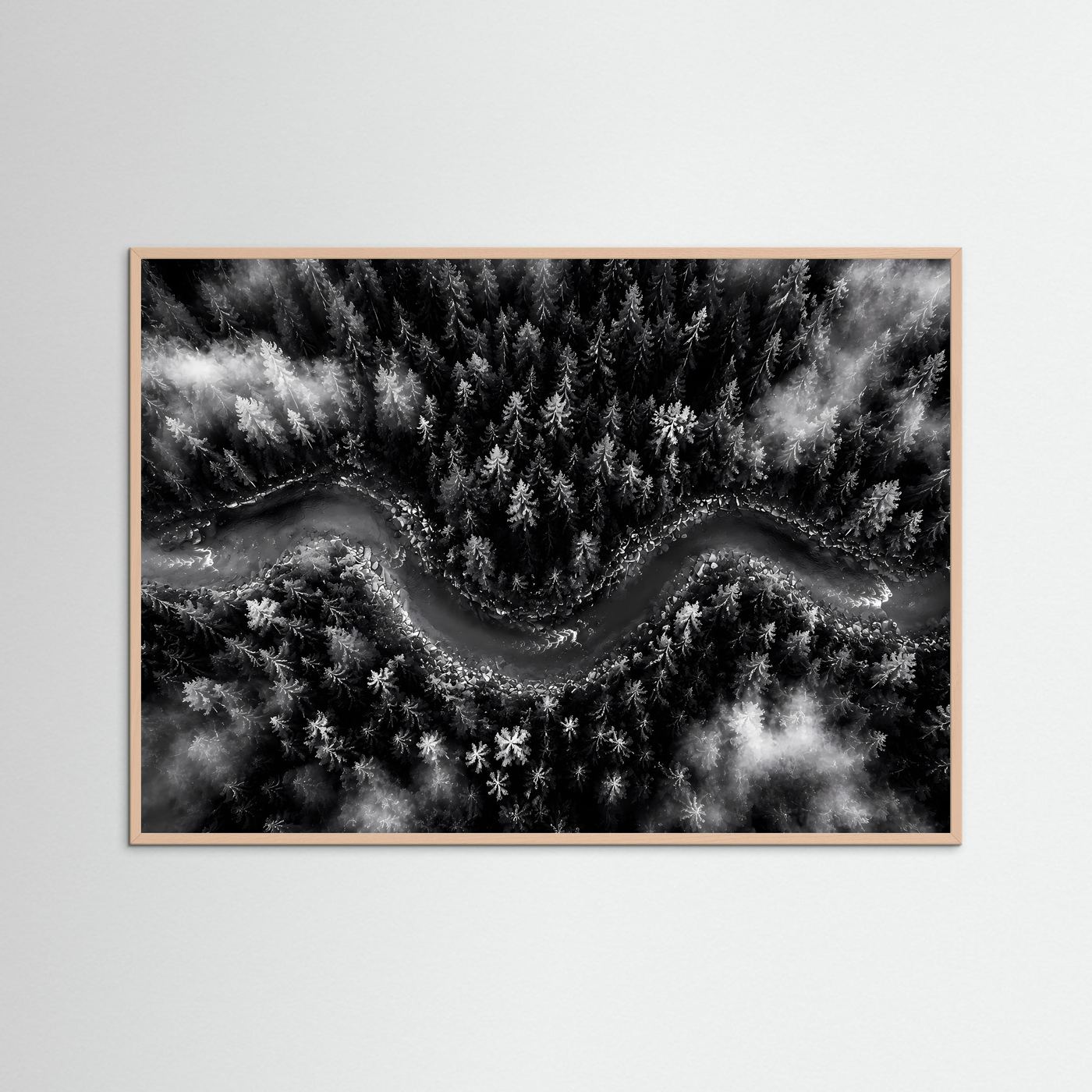 Mystischer Waldfluss im Nebel | Schwarz-Weiß Natur Landschaft – Modernes Poster Querformat